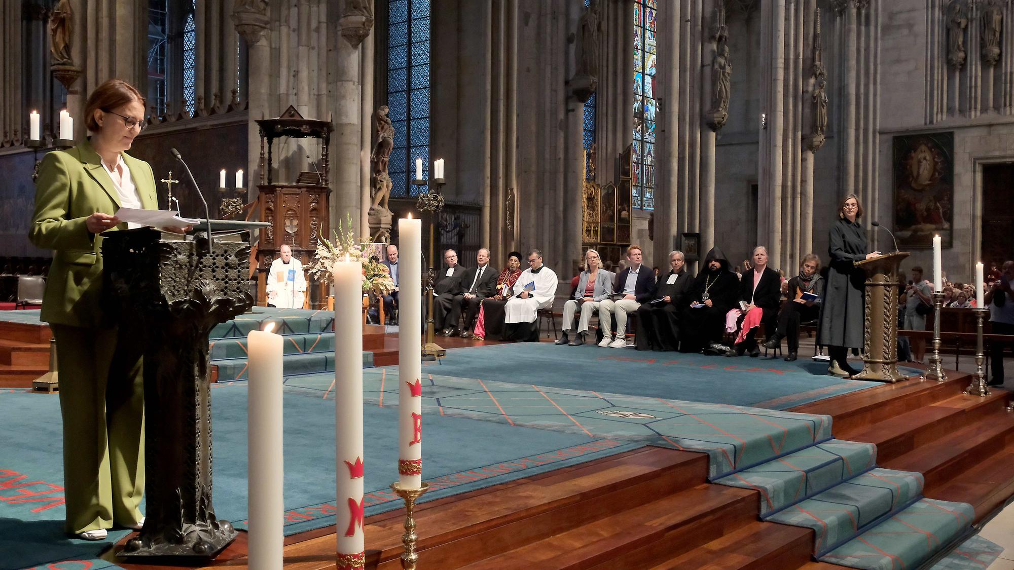 Dörte Diemert (links) und Katrin Göring-Eckardt bei ihrer Ansprache im Kölner Dom