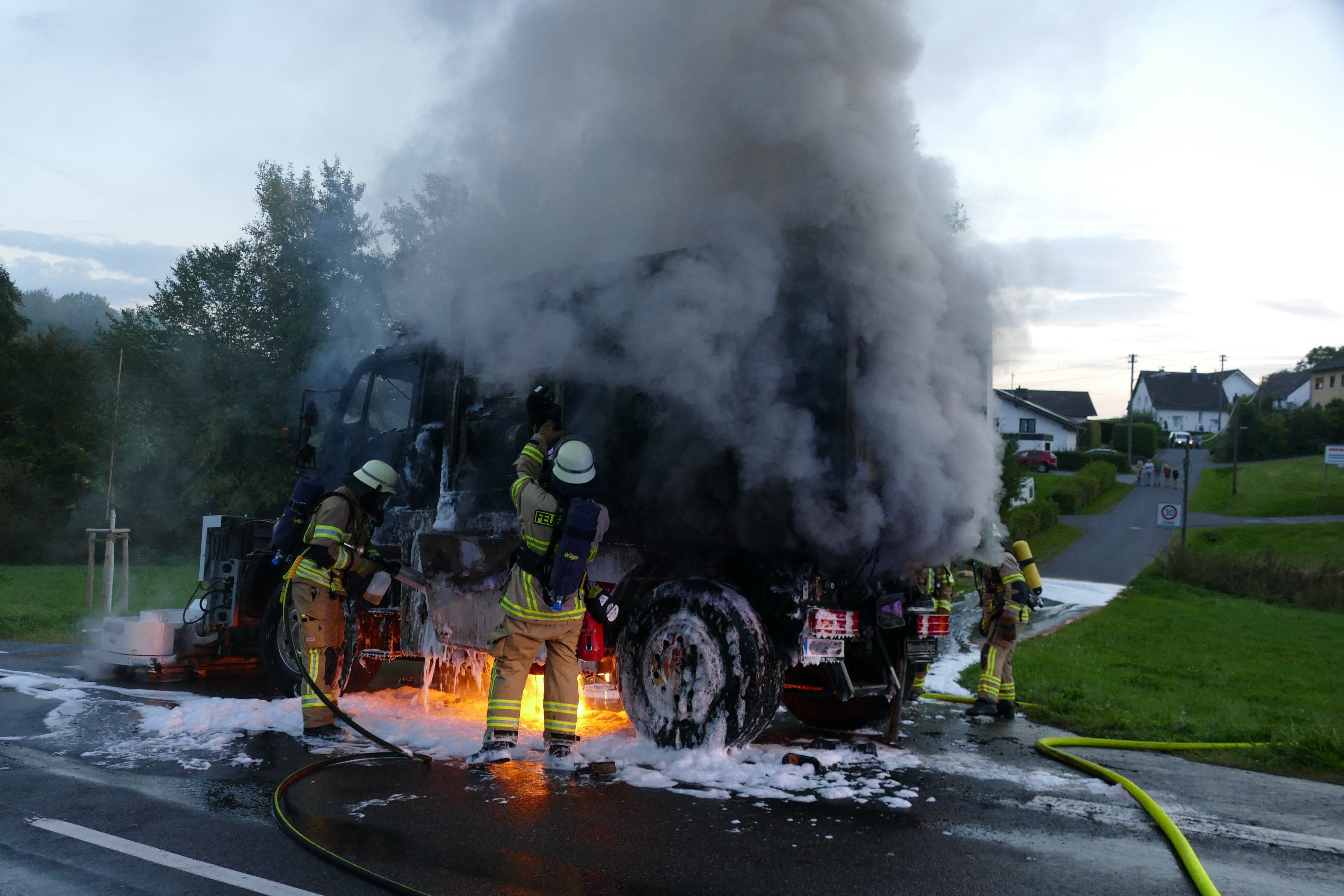 Der Lkw brannte in voller Ausdehnung, als die Feuerwehr eintraf.