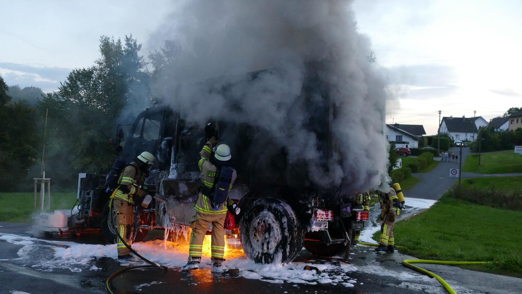 Der Lkw brannte in voller Ausdehnung, als die Feuerwehr eintraf.
