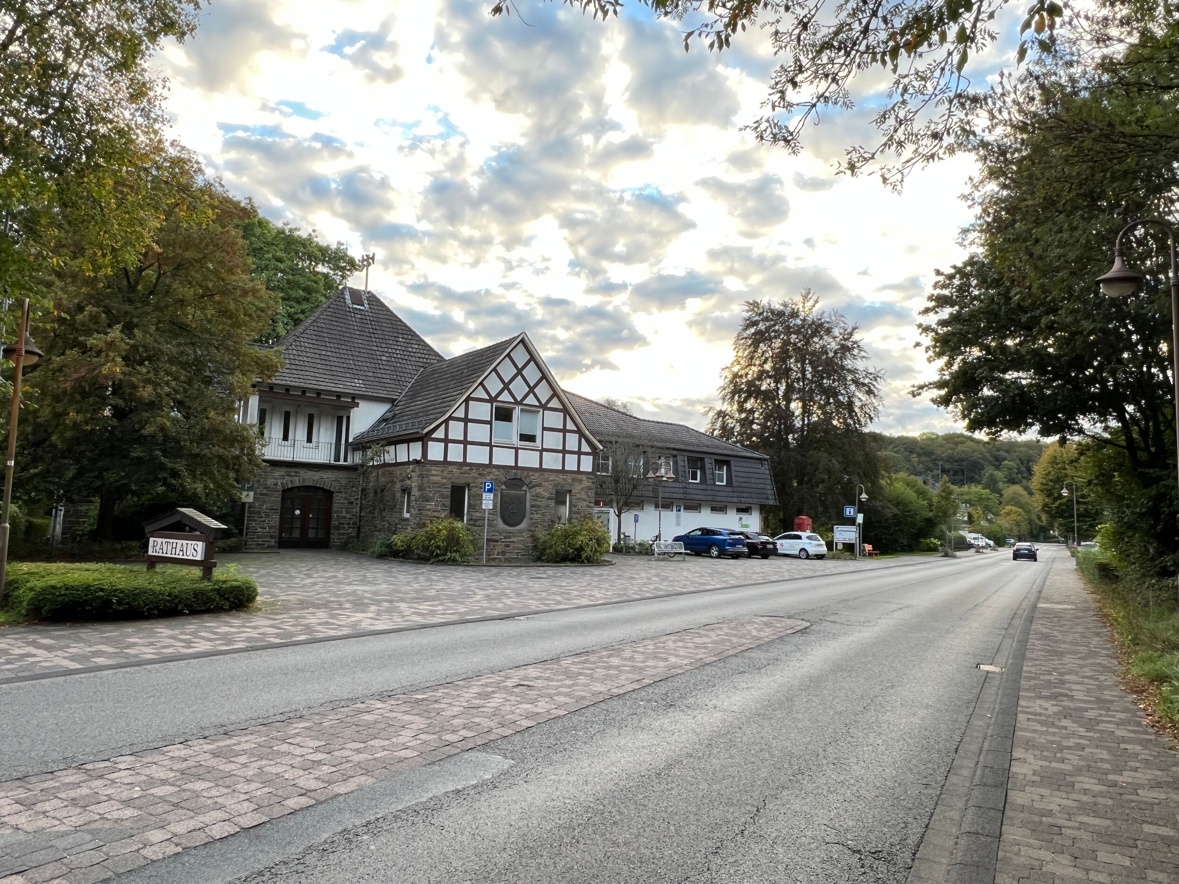 Das Rathaus der kleinsten Gemeinde des Rhein-Sieg-Kreises, Ruppichteroth, im Ortsteil Schönenberg am frühen Abend.