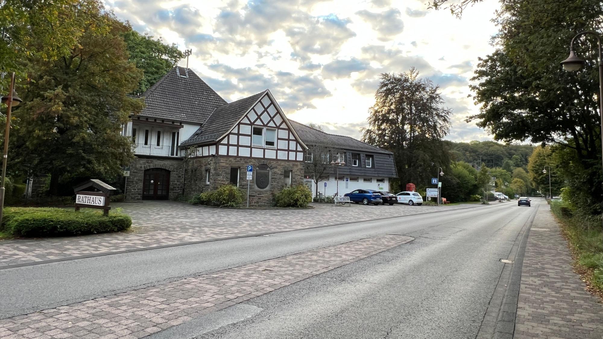 Das Rathaus der kleinsten Gemeinde des Rhein-Sieg-Kreises, Ruppichteroth, im Ortsteil Schönenberg am frühen Abend.