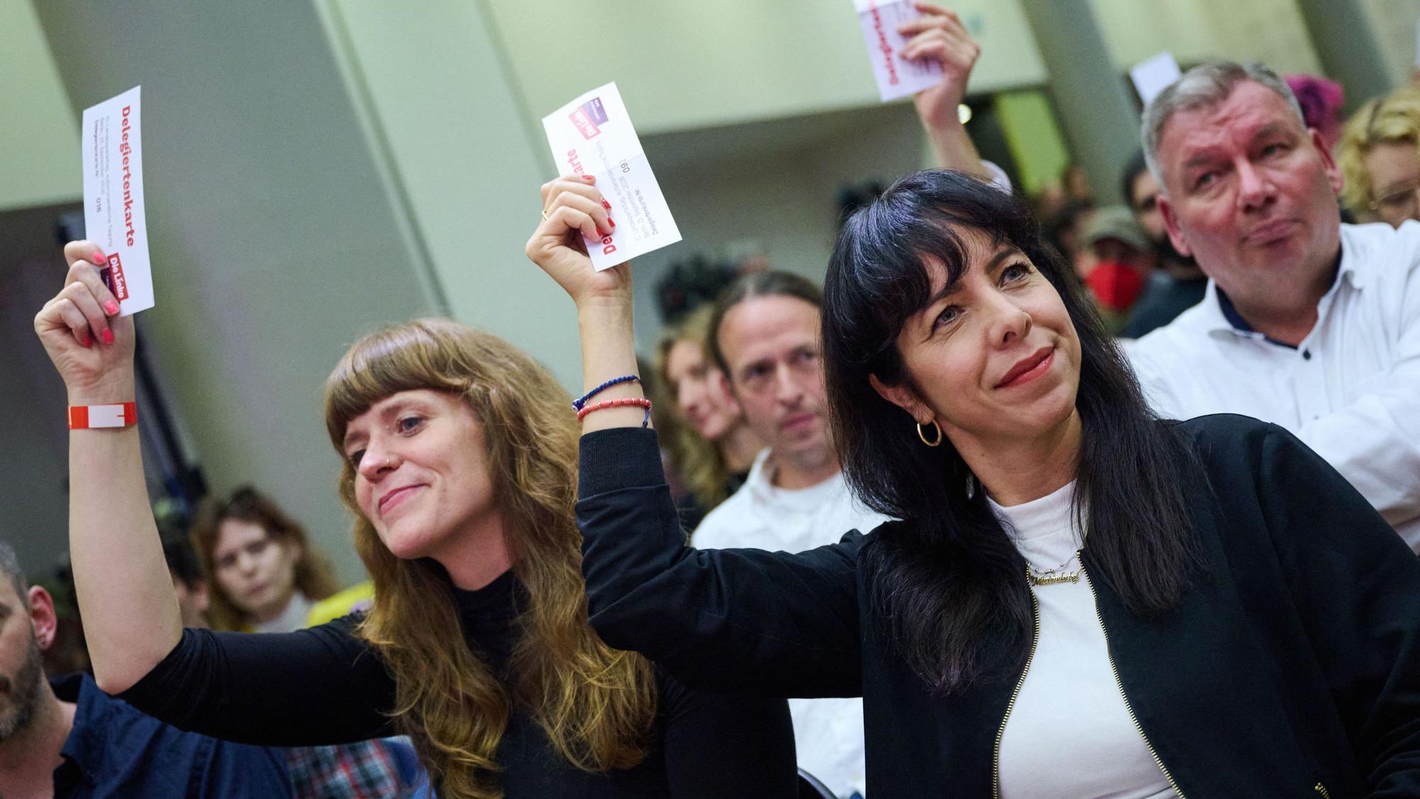 Spitzenkandidatin Elif Eralp (r.) stimmt auf dem Landesparteitag der Berliner Linken für Sondierungsgespräche mit SPD und Grünen.