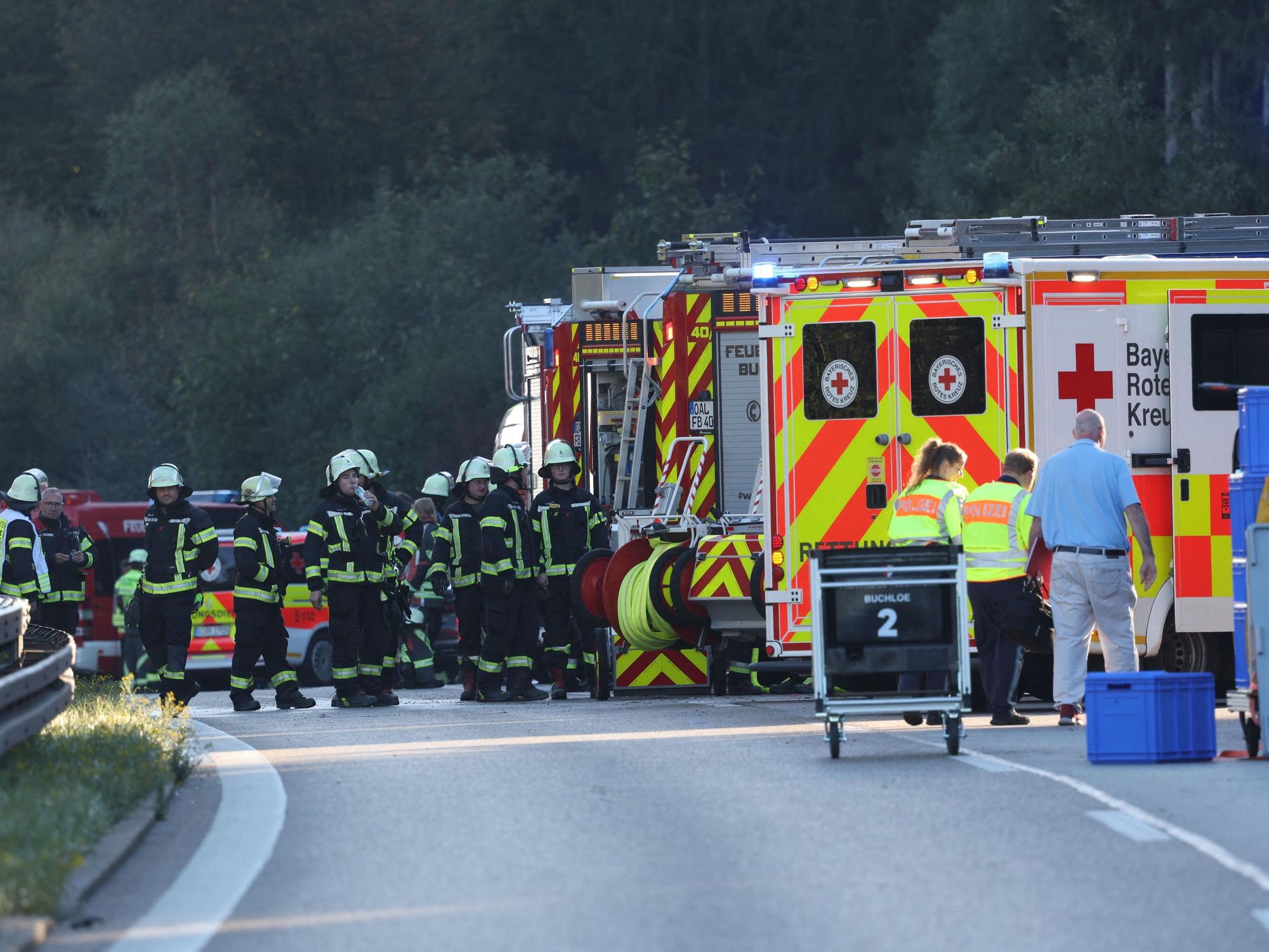 Rettungsdienste und Feuerwehr stehen in der Nähe der Unfallstelle bei Buchloe-Ost, wo ein Reisebus auf der A96 umgekippt ist. Zwei Menschen seien dabei ums Leben gekommen, mehrere Menschen verletzt worden, sagte ein Polizeisprecher der Deutschen Presse-Agentur.