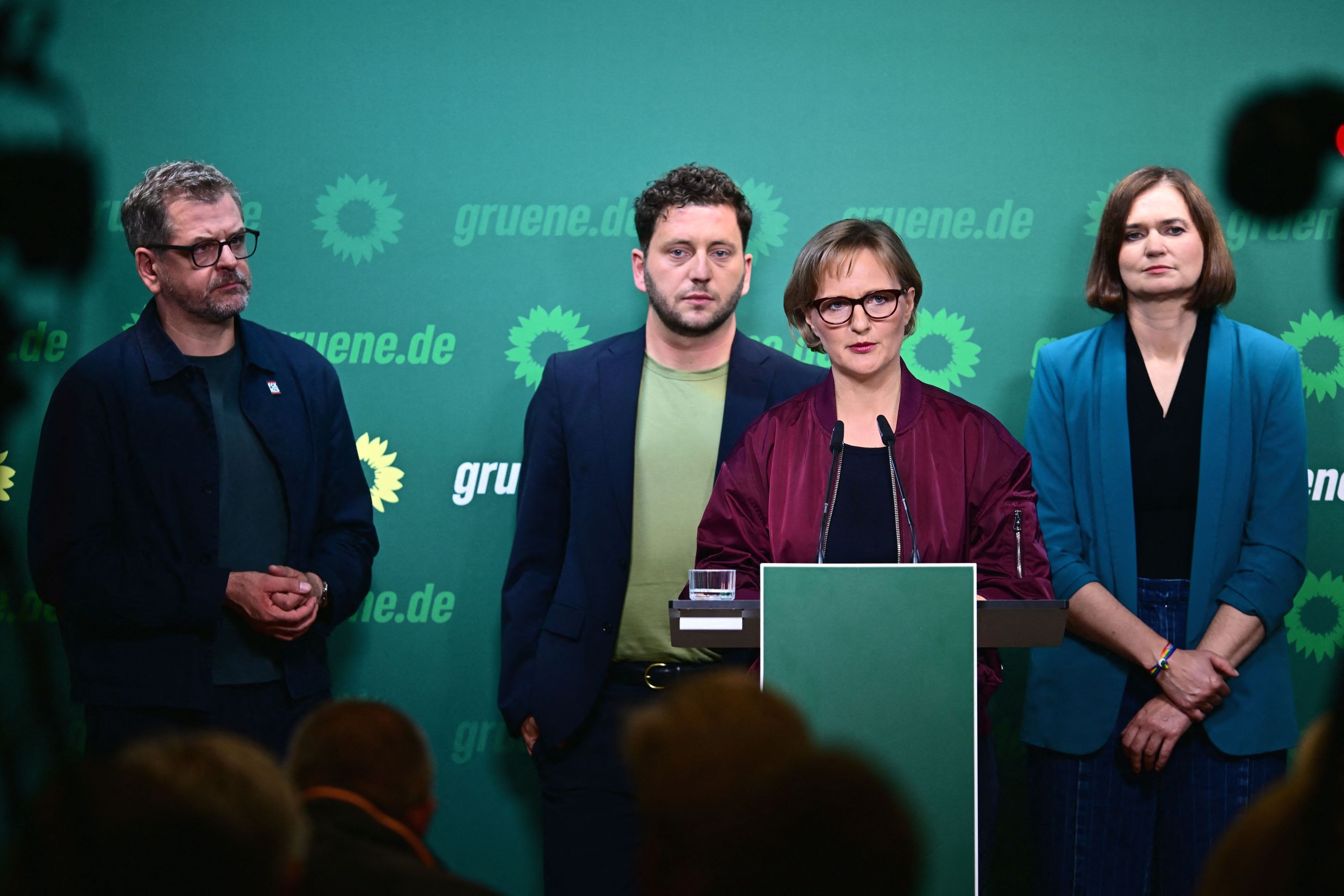 In der Verantwortung: die Bundesvorsitzenden der Grünen, Franziska Brantner und Felix Banaszak (Mitte), hier mit den Spitzenkandidaten in Berlin und Mecklenburg-Vorpommern, Werner Graf und Claudia Müller