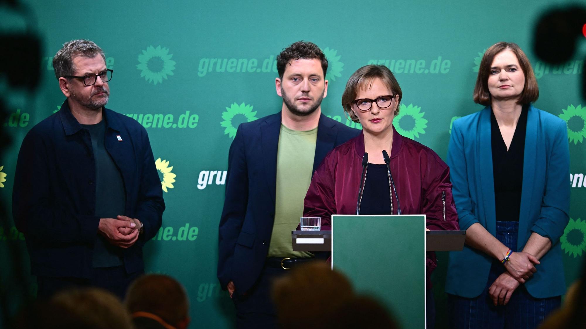 In der Verantwortung: die Bundesvorsitzenden der Grünen, Franziska Brantner und Felix Banaszak (Mitte), hier mit den Spitzenkandidaten in Berlin und Mecklenburg-Vorpommern, Werner Graf und Claudia Müller