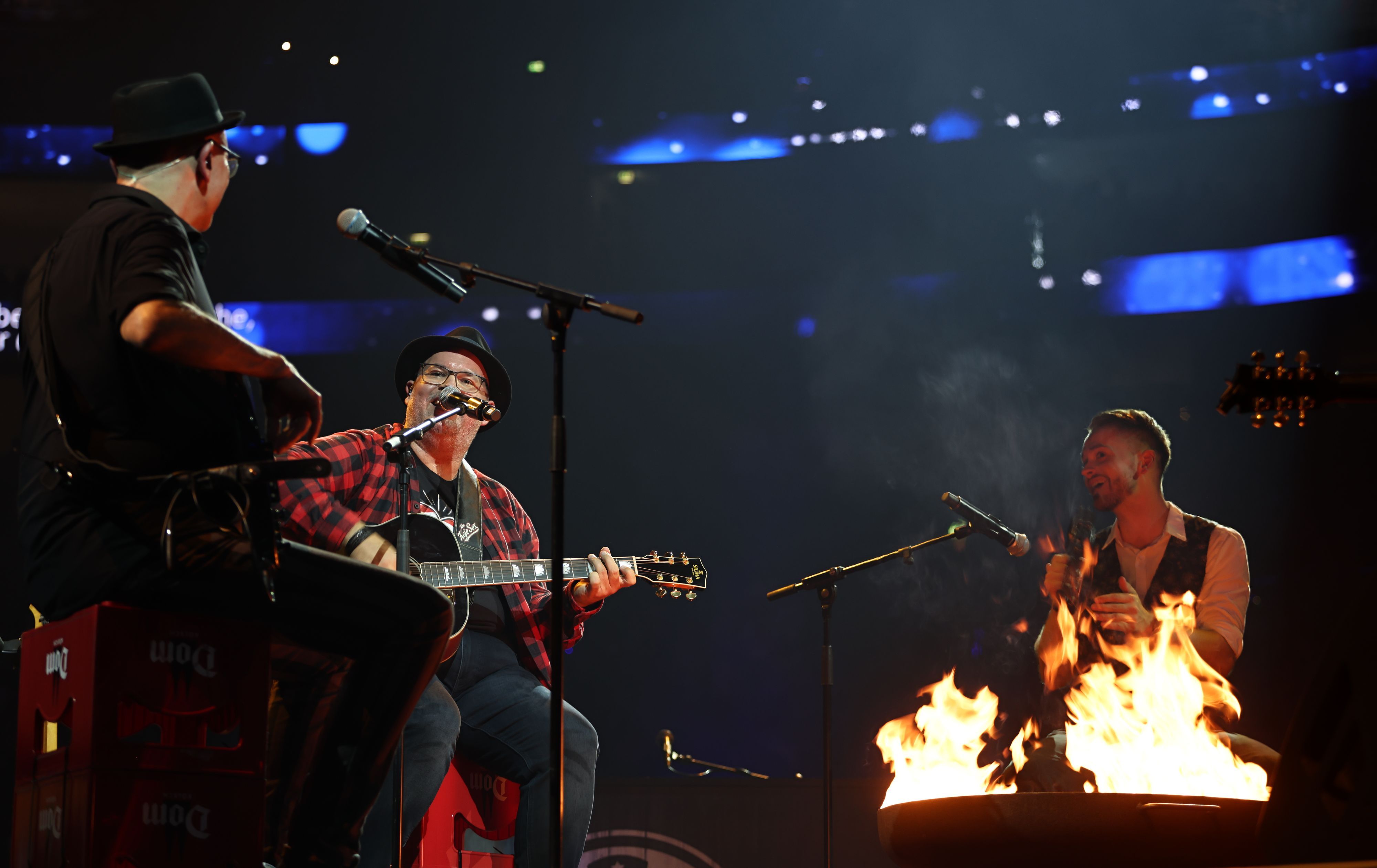Björn Heuser mit Band am Lagerfeuer.