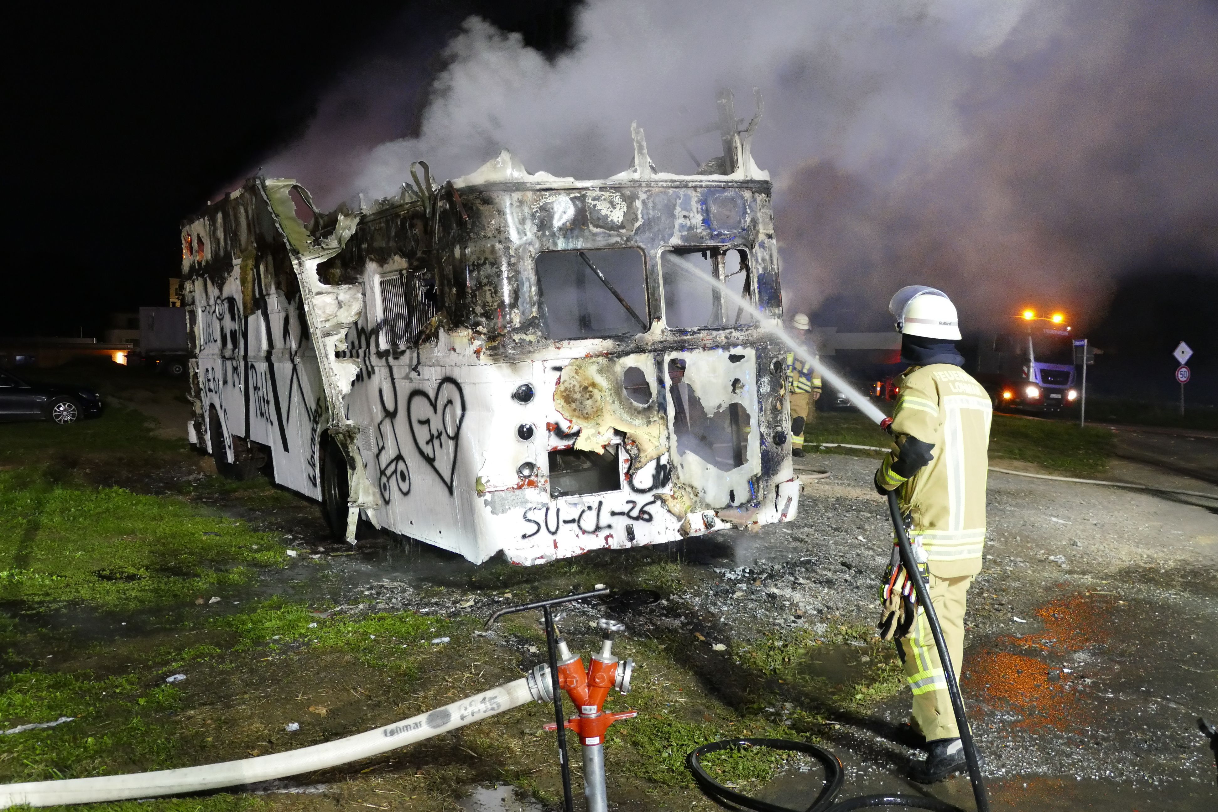 Obwohl die Feuerwehr schnell löschte, konnte sie den Oldtimer nicht mehr retten. Übrig blieb nur ein verkohltes Gerippe.