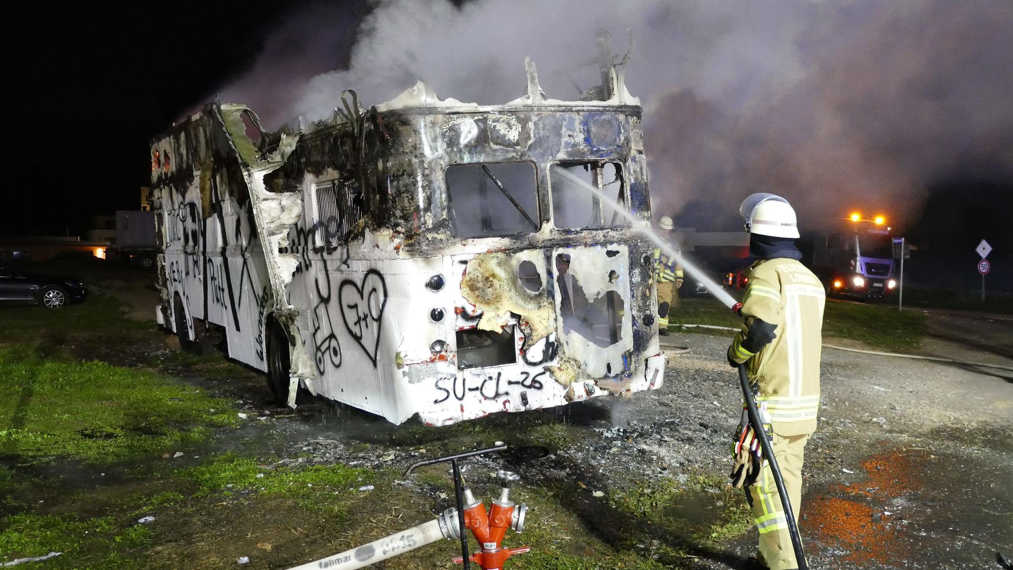Obwohl die Feuerwehr schnell löschte, konnte sie den Oldtimer nicht mehr retten. Übrig blieb nur ein verkohltes Gerippe.