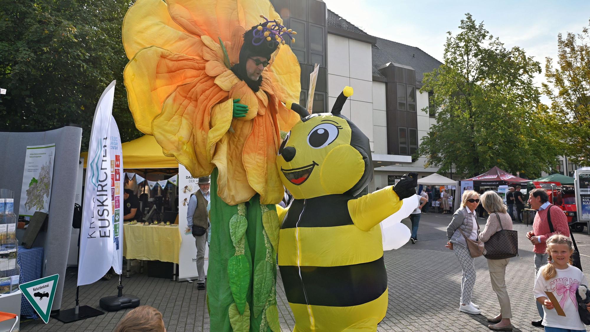 Stelzenläufer Herr Wibbelt und seine flinke Biene zogen die Blicke der Besucher am Tag der Nachhaltigkeit auf sich.