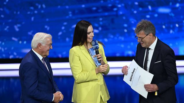 Der Moment der Kölner Niederlage: DOSB-Präsident Thomas Weikert öffnet den Umschlag mit dem Kandidaten München für die deutsche Olympia-Bewerbung. Links Bundespräsident Frank-Walter Steinmeier, in der Mitte die Sportmoderatorin Esther Sedlaczek.