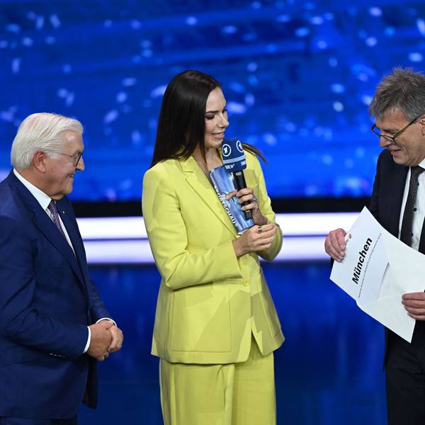 Der Moment der Kölner Niederlage: DOSB-Präsident Thomas Weikert öffnet den Umschlag mit dem Kandidaten München für die deutsche Olympia-Bewerbung. Links Bundespräsident Frank-Walter Steinmeier, in der Mitte die Sportmoderatorin Esther Sedlaczek.