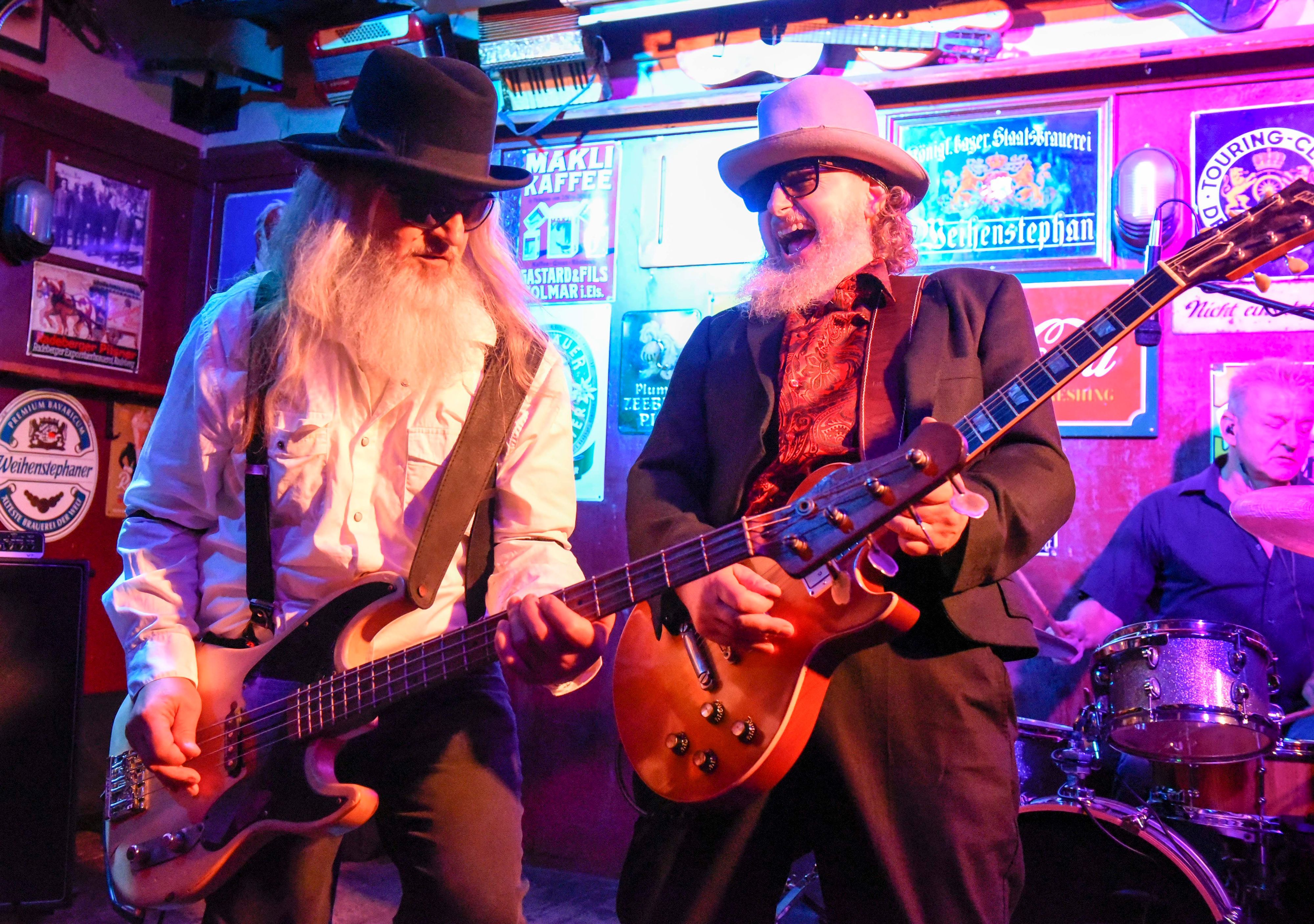Den Bluesrock von ZZ-Top brachte das Trio Double Down auf die Bühne „Em Höttche“.