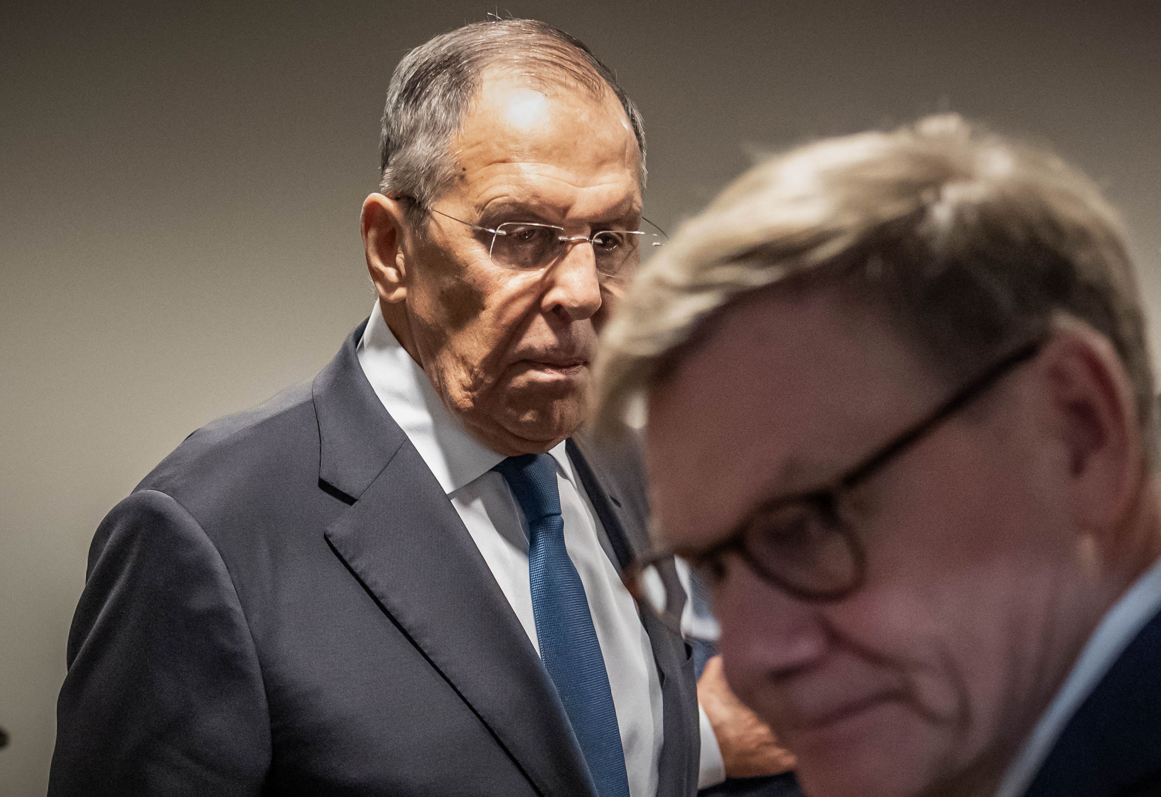 Sergej Lawrow (l), Außenminister von Russland, verabschiedet sich von Johann Wadephul (CDU, r), Außenminister, nach einem Treffen am Rande der Sitzung der UN Generalversammlung bei den Vereinten Nationen.