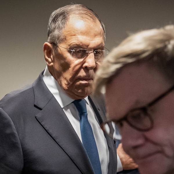 Sergej Lawrow (l.), Außenminister von Russland, verabschiedet sich von Johann Wadephul (CDU, r.), Außenminister, nach einem Treffen am Rande der Sitzung der UN Generalversammlung.