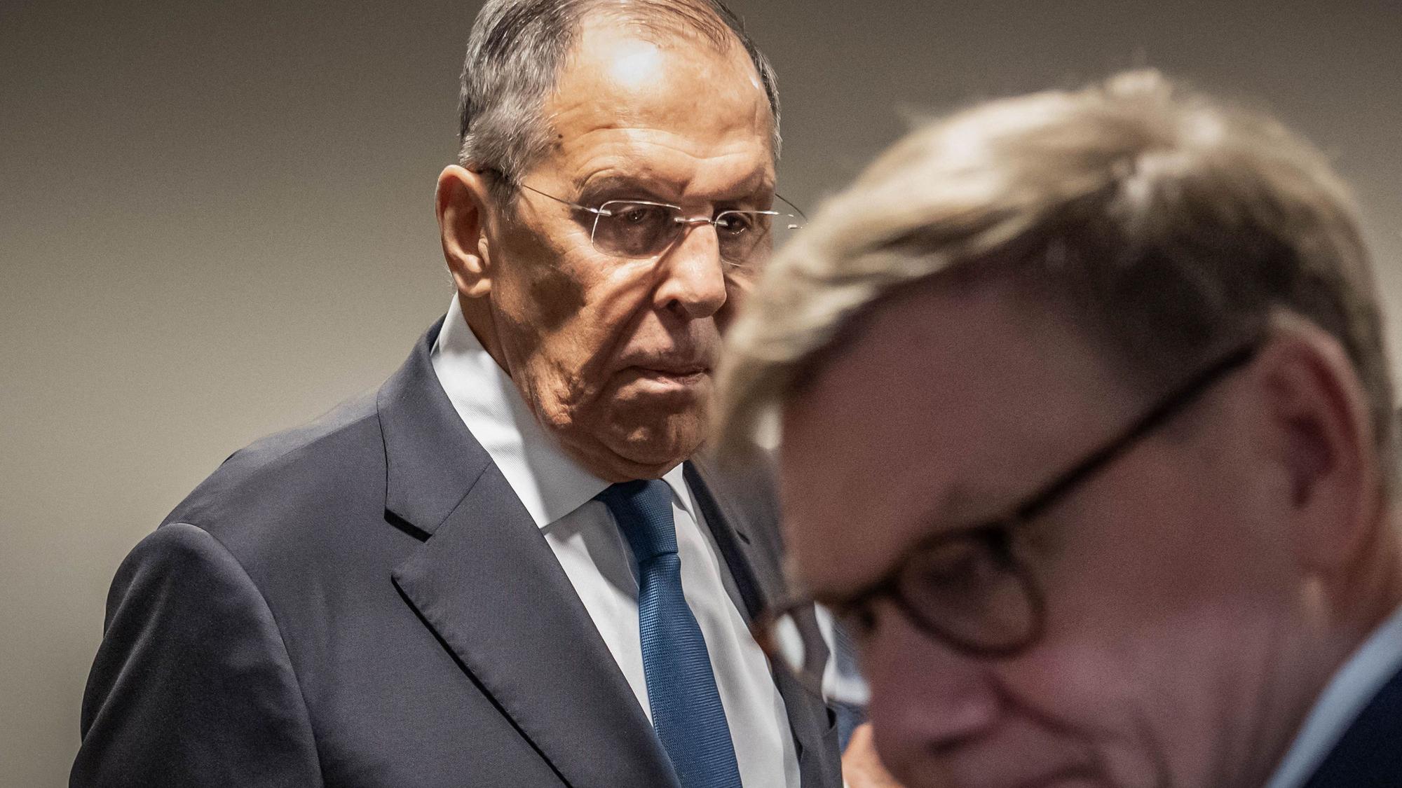 Sergej Lawrow (l.), Außenminister von Russland, verabschiedet sich von Johann Wadephul (CDU, r.), Außenminister, nach einem Treffen am Rande der Sitzung der UN Generalversammlung.