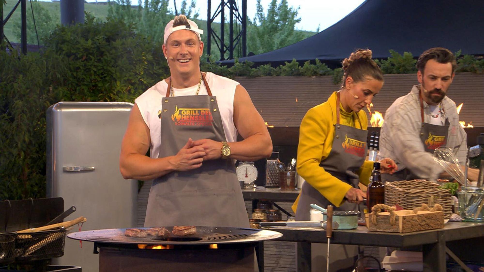 Zu dritt gegen den Grillmeister: Calvin Kleinen, Charlotte Engelhardt und Jan Köppen (von links) wollten Steffen Henssler im Staffelfinale des „Grill den Henssler Sommer-Specials“ (VOX) endlich bezwingen. (Bild: RTL)