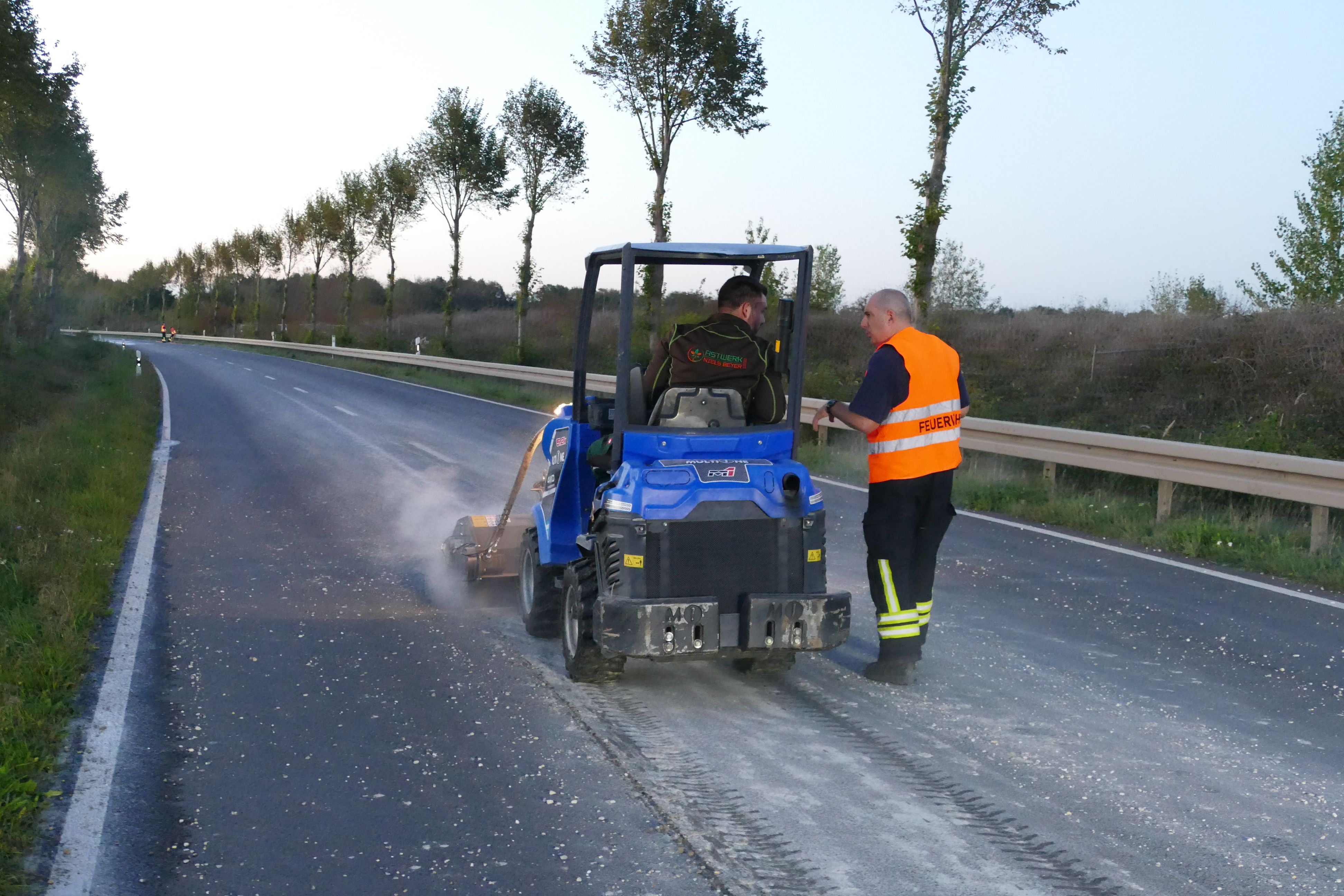 Die Feuerwehr wässerte die Straße, damit der Beton nicht aushärtete. Eine Kehrmaschine beseitigte die Mischung aus Kieseln und Sand.