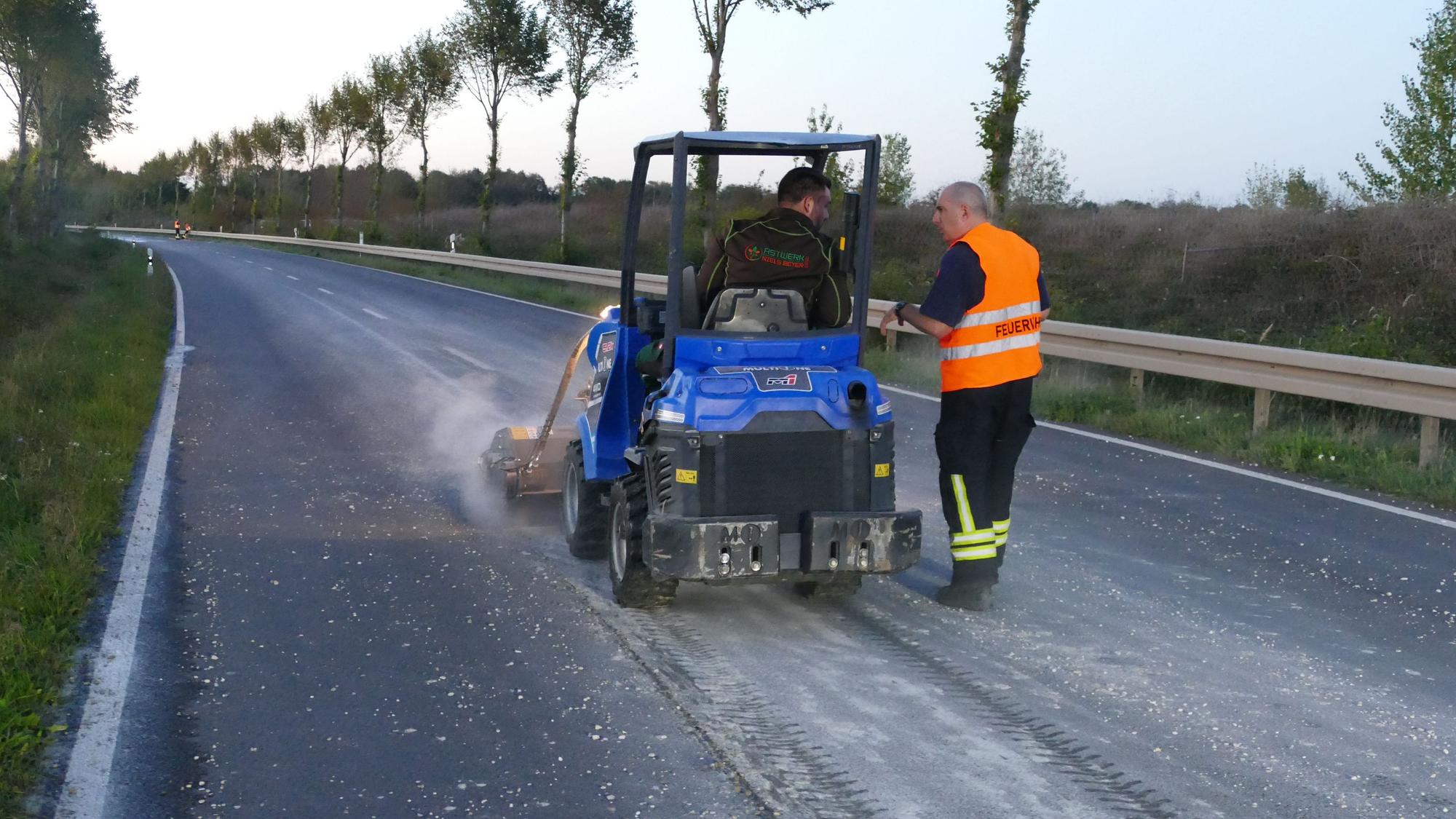 Die Feuerwehr wässerte die Straße, damit der Beton nicht aushärtete. Eine Kehrmaschine beseitigte die Mischung aus Kieseln und Sand.