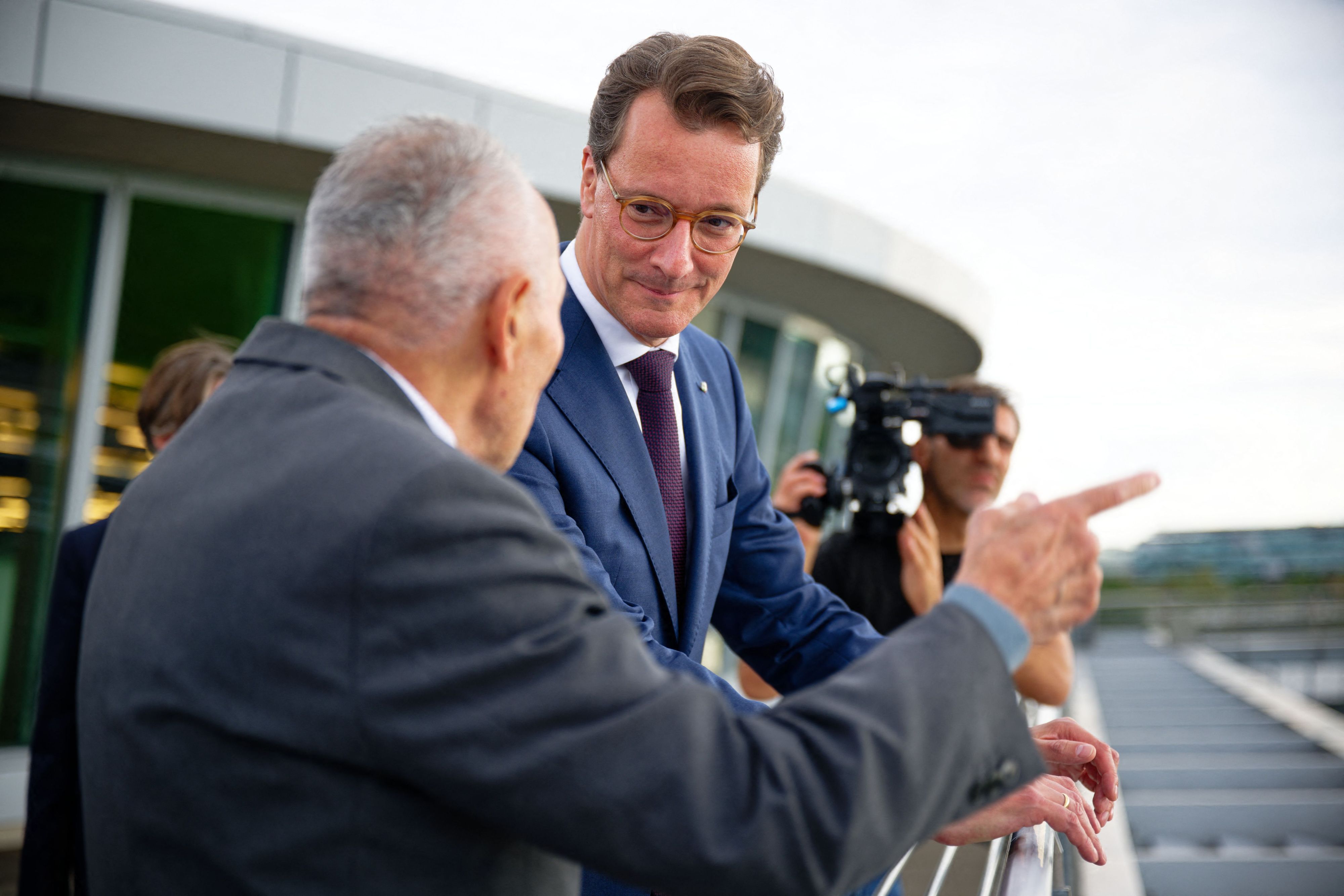 NRW-Ministerpräsident Hendrik Wüst (CDU) bei einer Festveranstaltung zum 65. Jubiläum des Anwerbeabkommens mit der Türkei am Düsseldorfer Flughafen