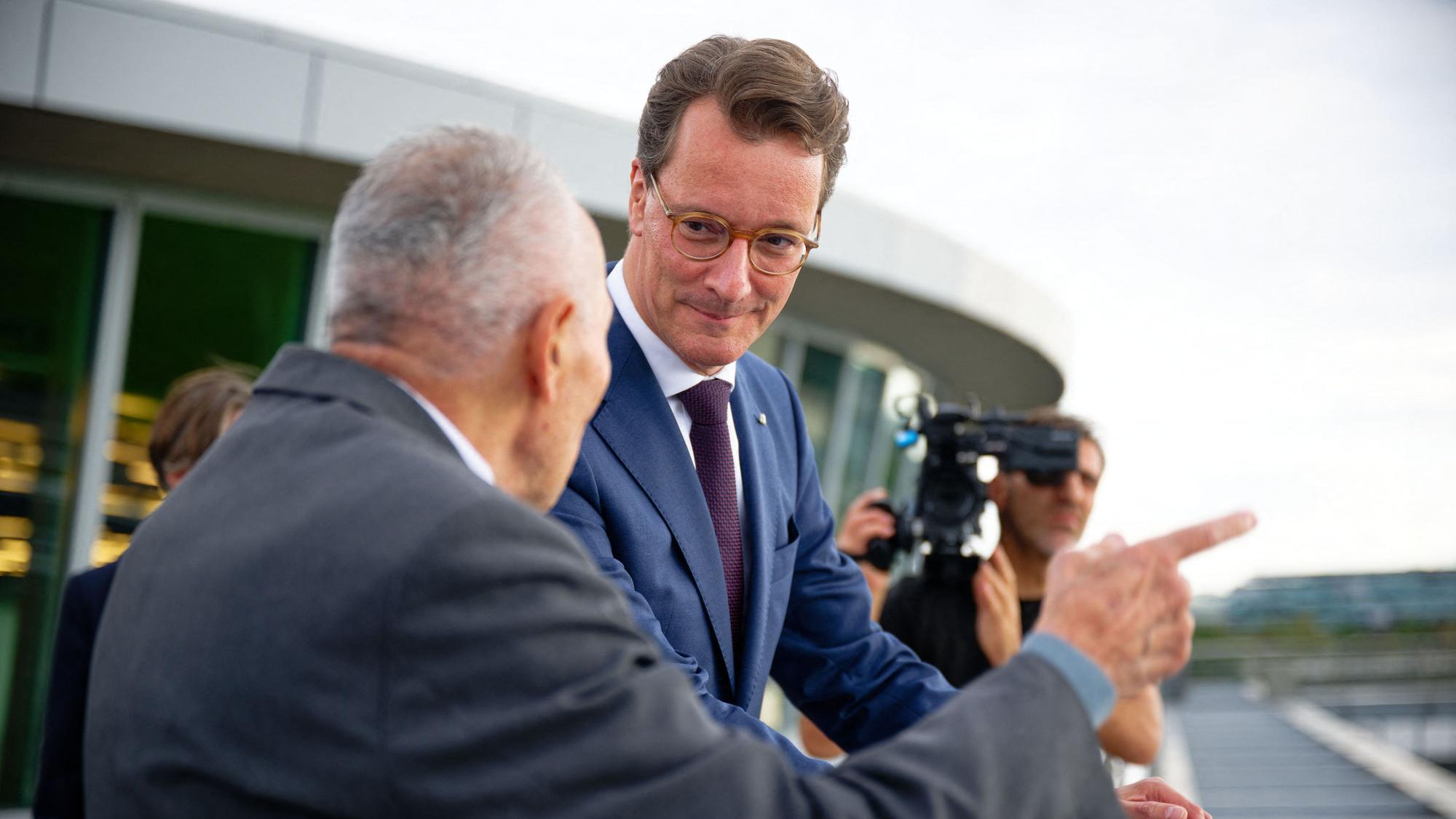 NRW-Ministerpräsident Hendrik Wüst (CDU) bei einer Festveranstaltung zum 65. Jubiläum des Anwerbeabkommens mit der Türkei am Düsseldorfer Flughafen