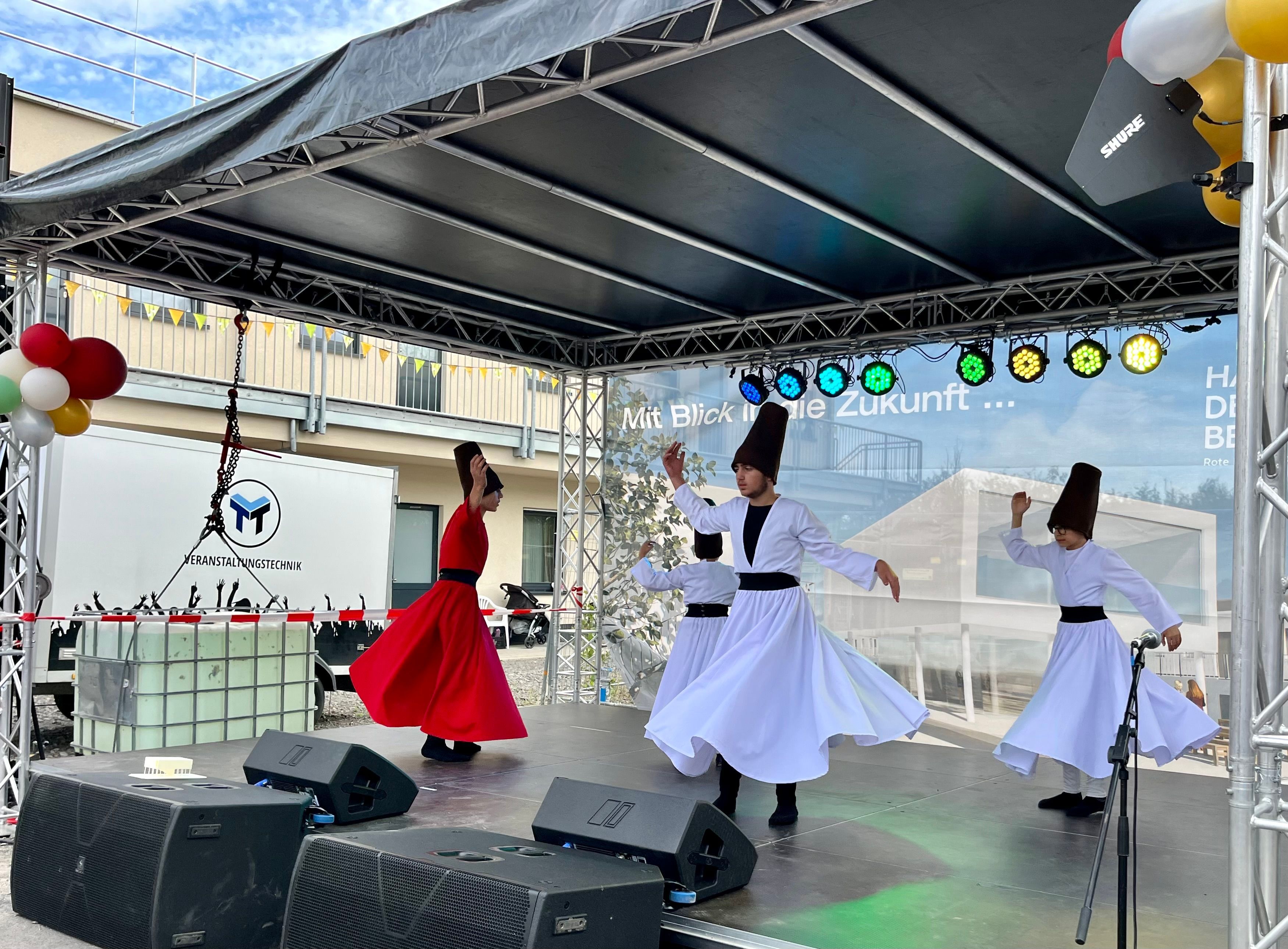 Das Bild zeigt Tänzer auf der Bühne beim Fest der Vielfalt.