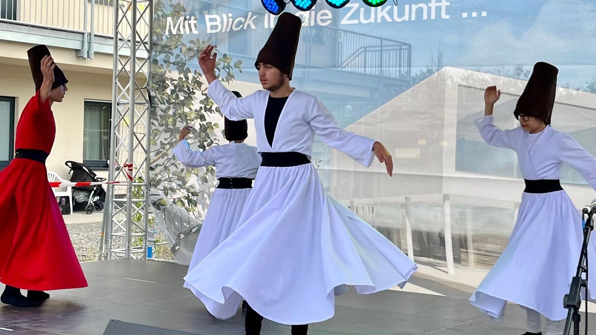 Das Bild zeigt Tänzer auf der Bühne beim Fest der Vielfalt.