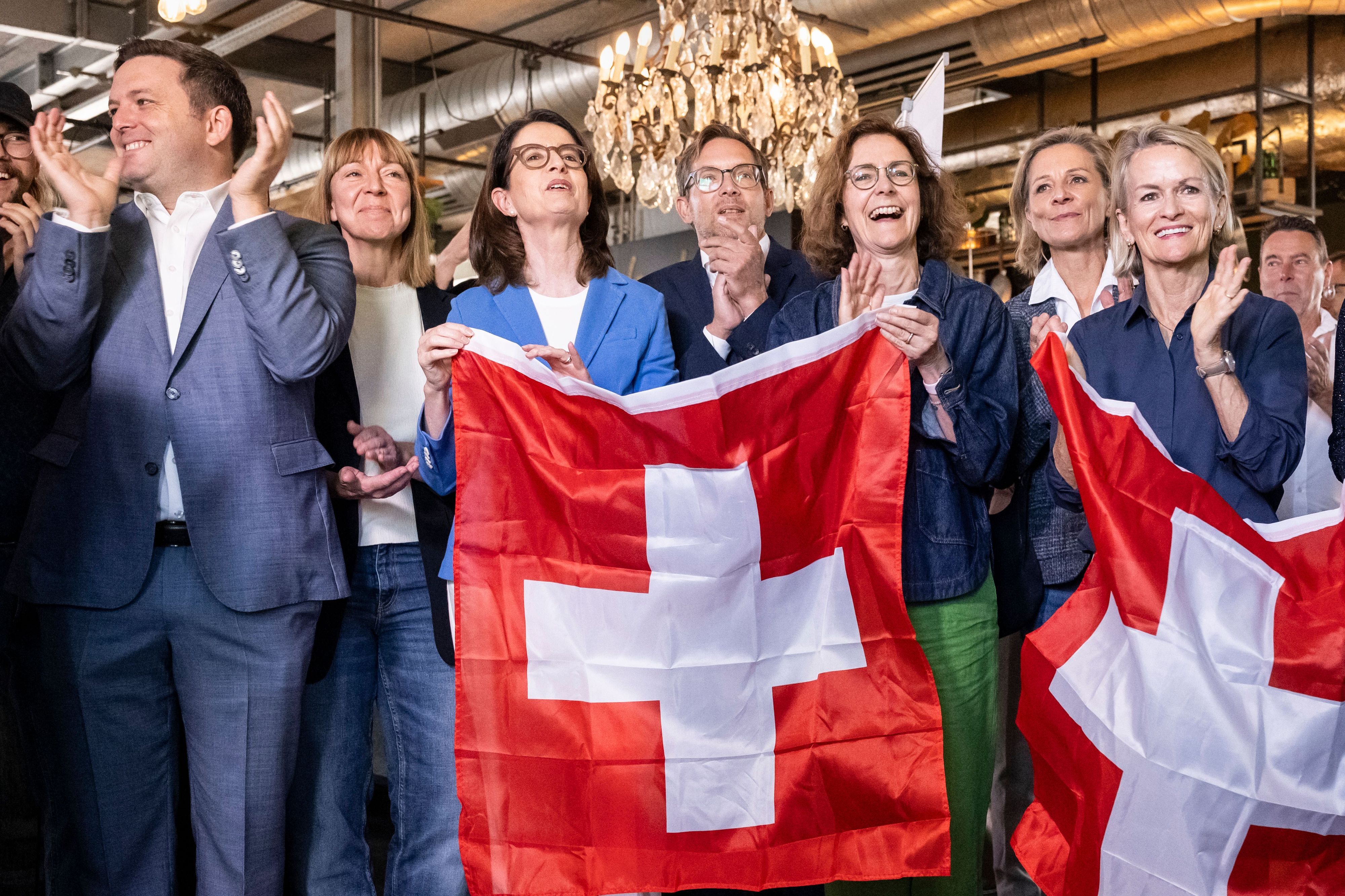Nationalrat Jon Pult, SP-GR, Ständerätin Mathilde Crevoisier Crelier, SP-JU, Nationalrätin und FDP-Co-Präsidentin Susanne Vincenz-Stauffacher, FDP-SG, Nationalrat Heinz Theiler, FDP-SZ, Monika Ruehl, Direktorin von Economiesuisse, Nationalrätin Simone De Montmollin, FDP-GE, und Ständerätin Andrea Gmuer, Mitte-LU, von links, freuen sich über erste und eindeutige Hochrechnungen am Abstimmungsstand des überparteilichen Nein-Komitees gegen die Neutralitätsinitiative.