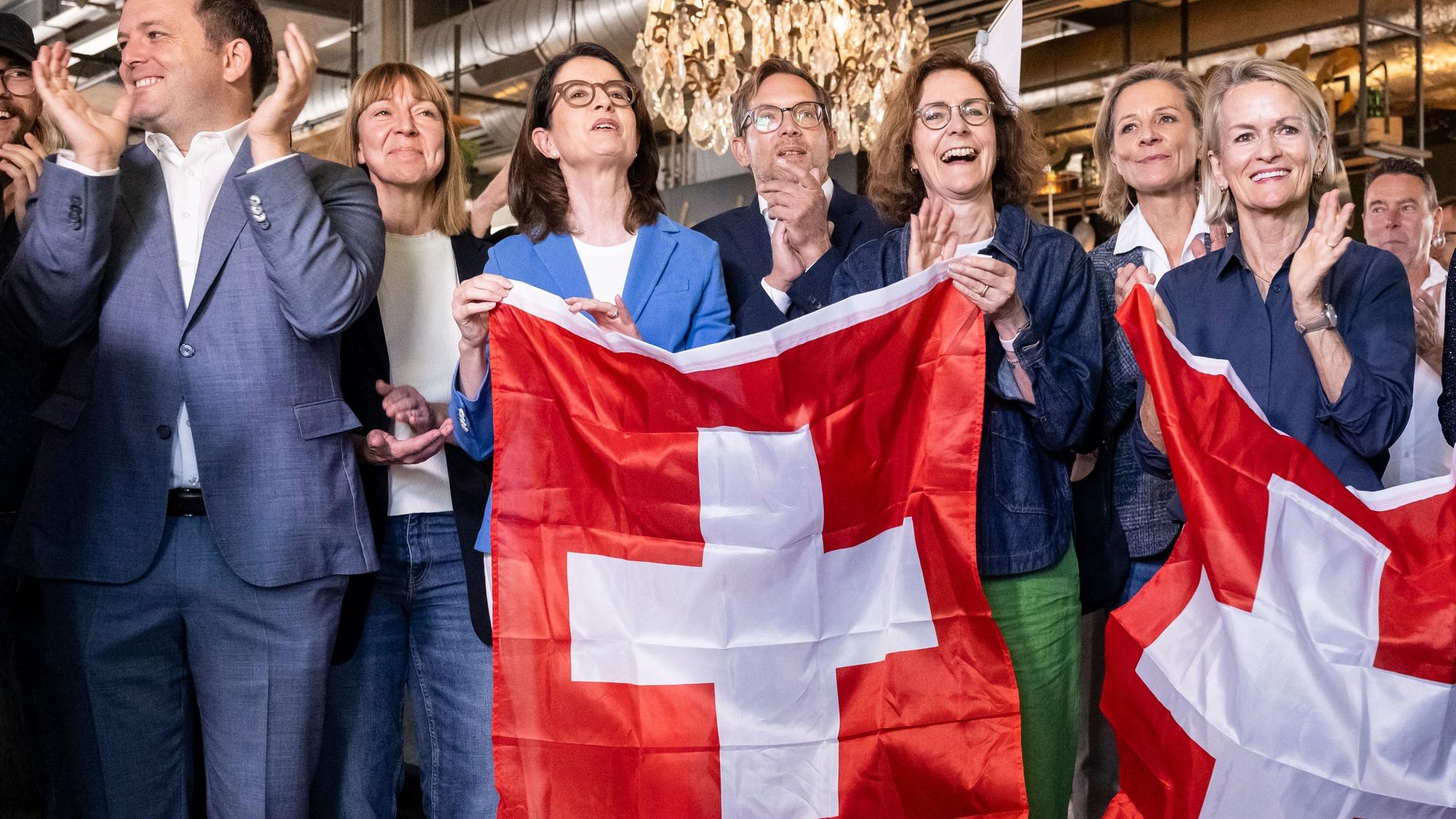 Nationalrat Jon Pult, SP-GR, Ständerätin Mathilde Crevoisier Crelier, SP-JU, Nationalrätin und FDP-Co-Präsidentin Susanne Vincenz-Stauffacher, FDP-SG, Nationalrat Heinz Theiler, FDP-SZ, Monika Ruehl, Direktorin von Economiesuisse, Nationalrätin Simone De Montmollin, FDP-GE, und Ständerätin Andrea Gmuer, Mitte-LU, von links, freuen sich über erste und eindeutige Hochrechnungen am Abstimmungsstand des überparteilichen Nein-Komitees gegen die Neutralitätsinitiative.