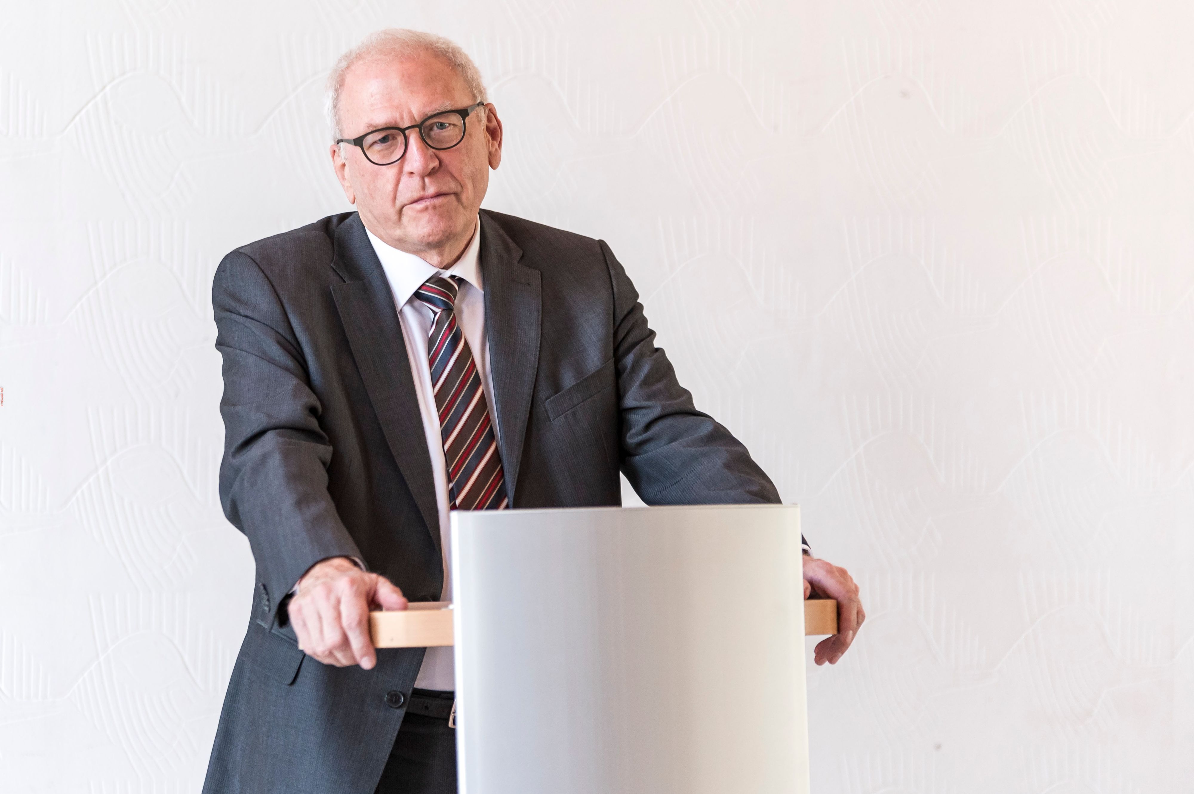 22.04.2022, Köln:
Empfang für Dr. Michael Vesper anlässlich seines 70.  Geburtstags der Anfang April 2022 war.
Der Festakt fand mit Kölns Oberbürgermeisterin Henriette Reker im Muschelsaal des Historischen Rathauses zu Köln statt.
Michael Vesper ist ein deutscher Sportfunktionär und Politiker (Bündnis 90/Die Grünen). Von 2006 bis Ende 2017 bekleidete er das Amt des Vorstandsvorsitzenden des Deutschen Olympischen Sportbundes (DOSB). Seit März 2018 ist er Präsident des Direktoriums für Vollblutzucht und Rennen, das den Galopprennsport in Deutschland vertritt.
Frteitag 22. April 2022
Aufgenommen am: 22.04.2022
Foto: Alexander Roll (Staff)