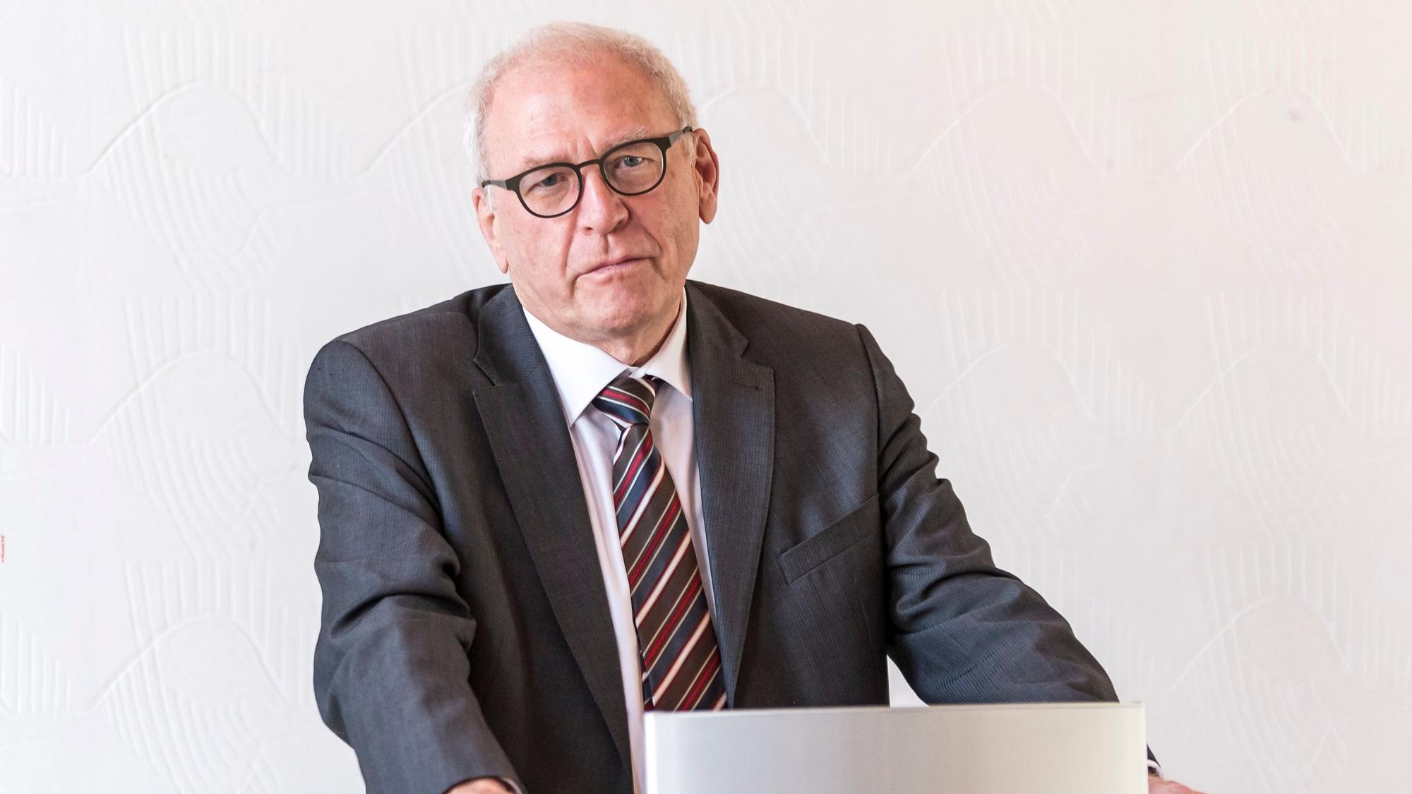 22.04.2022, Köln:
Empfang für Dr. Michael Vesper anlässlich seines 70. Geburtstags der Anfang April 2022 war.
Der Festakt fand mit Kölns Oberbürgermeisterin Henriette Reker im Muschelsaal des Historischen Rathauses zu Köln statt.
Michael Vesper ist ein deutscher Sportfunktionär und Politiker (Bündnis 90/Die Grünen). Von 2006 bis Ende 2017 bekleidete er das Amt des Vorstandsvorsitzenden des Deutschen Olympischen Sportbundes (DOSB). Seit März 2018 ist er Präsident des Direktoriums für Vollblutzucht und Rennen, das den Galopprennsport in Deutschland vertritt.
Frteitag 22. April 2022
Aufgenommen am: 22.04.2022
Foto: Alexander Roll (Staff)