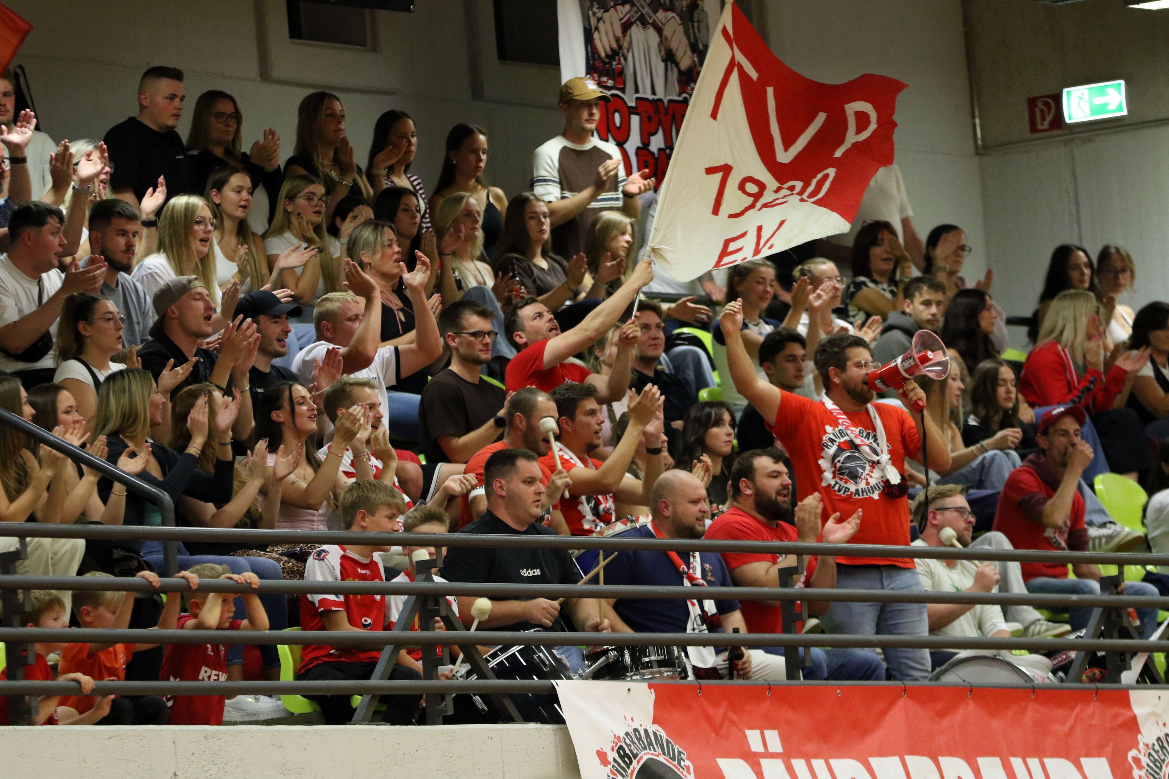 Ein Blick auf die Tribüne der Peter-Weber-Halle.