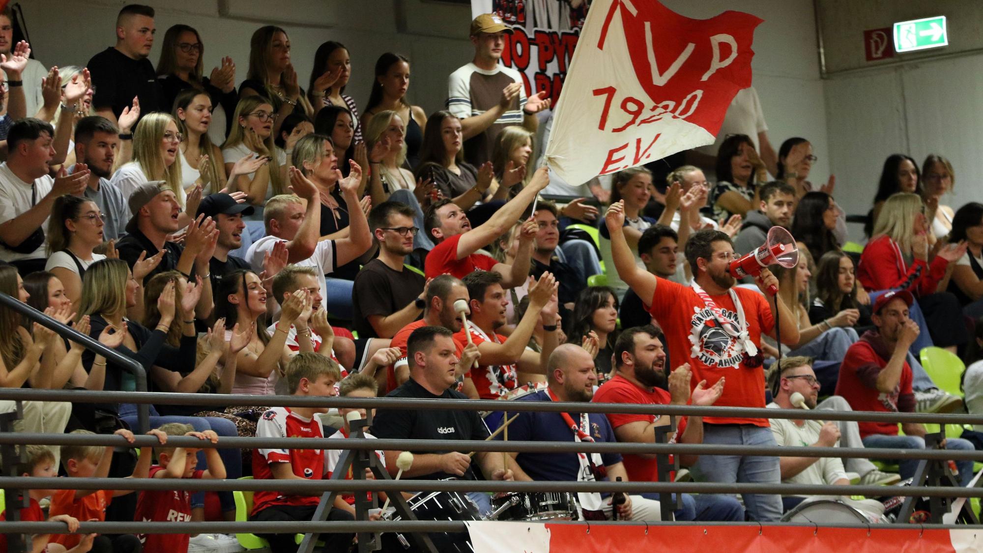 Ein Blick auf die Tribüne der Peter-Weber-Halle.