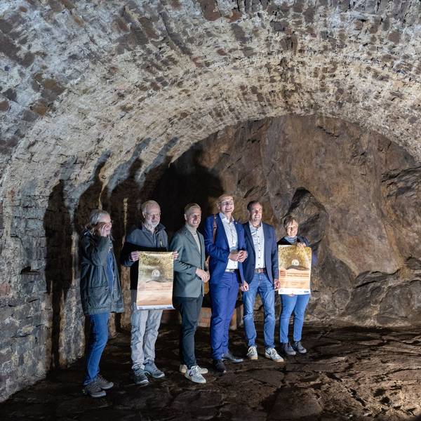 Mehrere Personen stehen im Felsenkeller bei Bad Münstereifel.