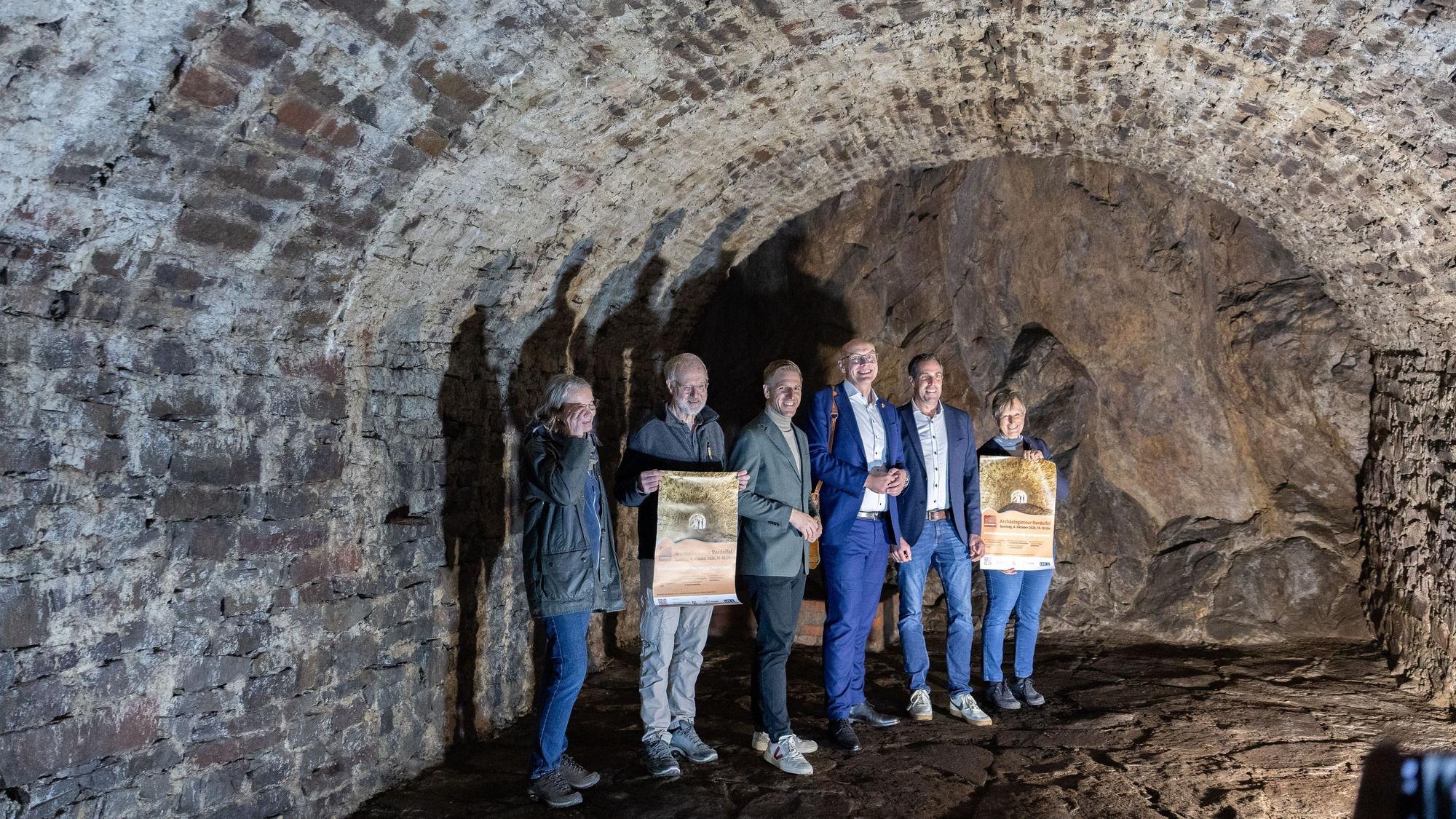 Mehrere Personen stehen im Felsenkeller bei Bad Münstereifel.