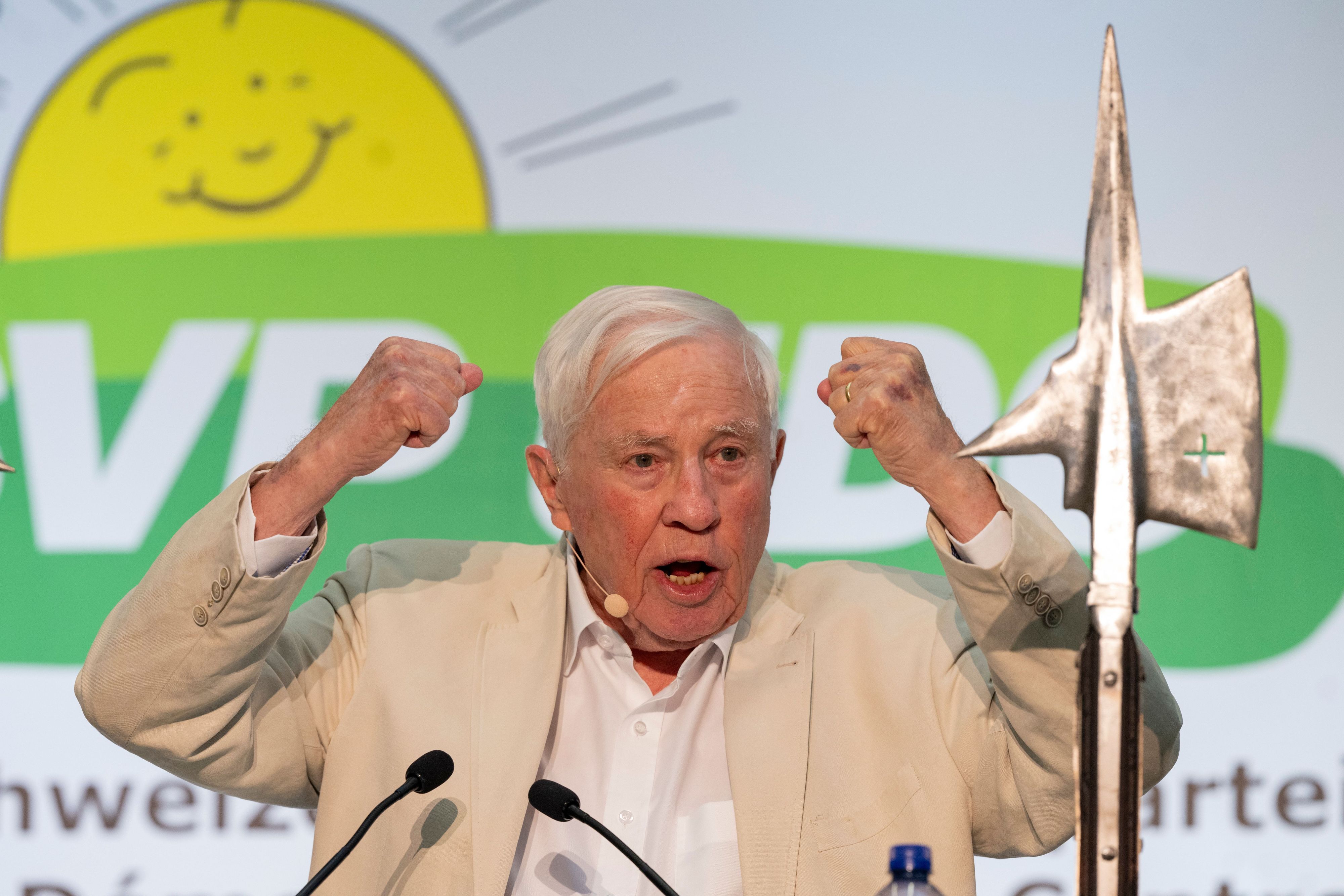 Christoph Blocher gestikuliert bei seiner Rede bei der Delegiertenversammlung der SVP (Schweizerische Volkspartei). (Archivbild)