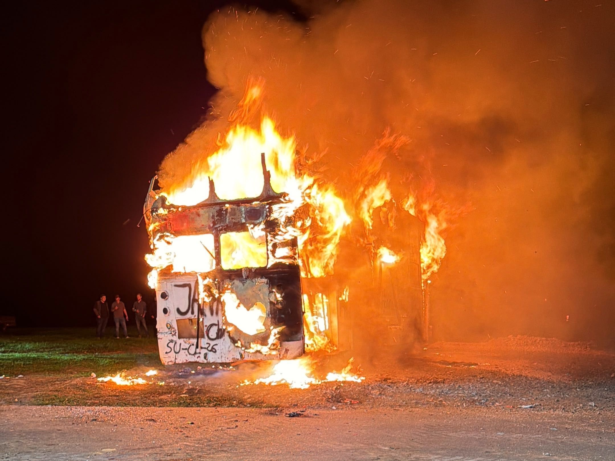 Der Bus brannte binnen kürzester Zeit in voller Ausdehnung.