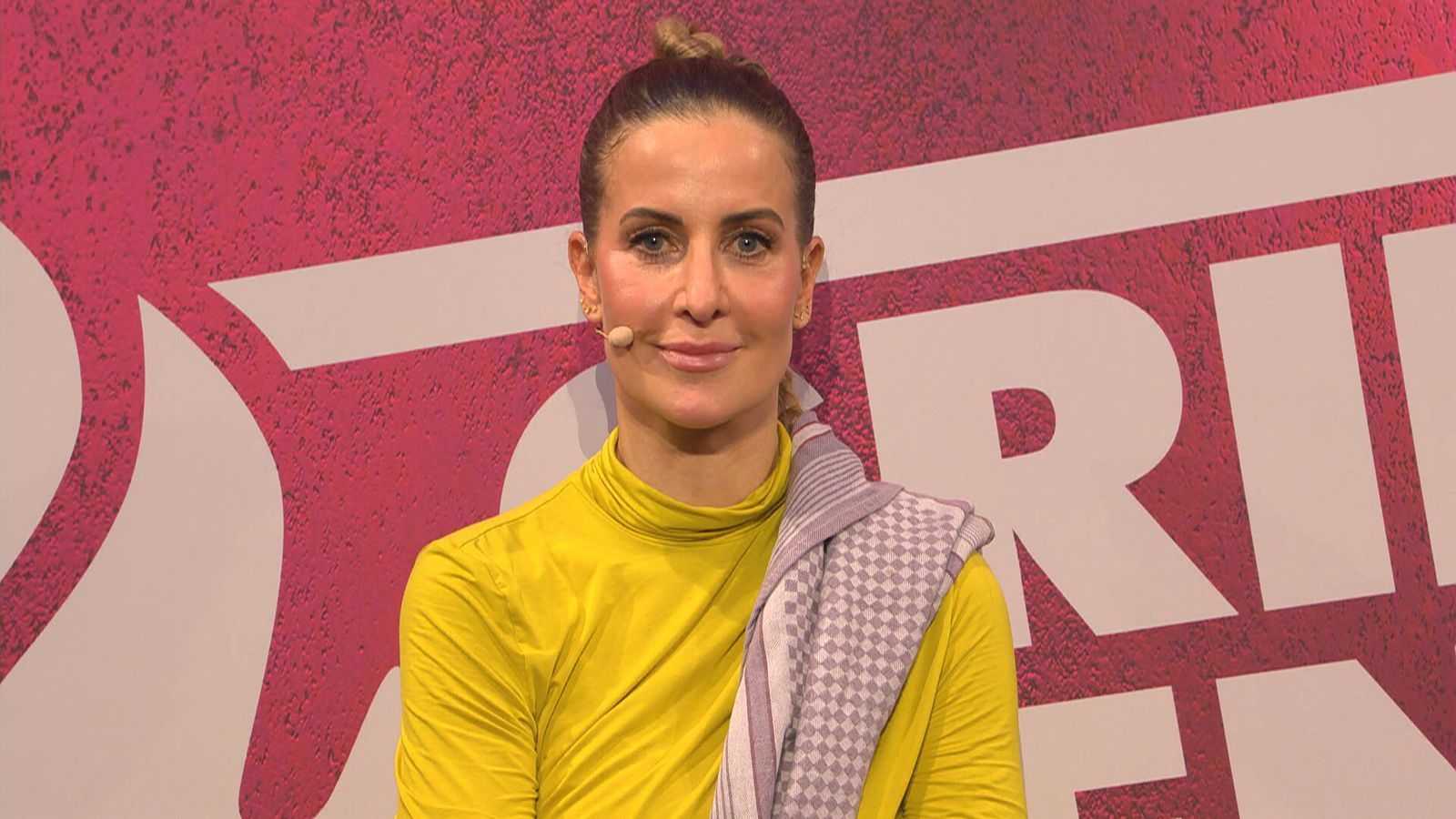 Charlotte geht's wie Schalotten: Sie wird klein gemacht. Ihre Vorspeise „Pinwheel vom Lachs mit gegrilltem Pfirsich und Burrata“ wird von der Jury hart kritisiert. Die Moderatorin jammert zum Schluss auf Knien: „Ich will nach Hause.“ (Bild: RTL)