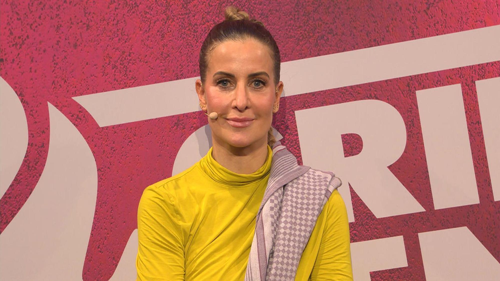 Charlotte geht's wie Schalotten: Sie wird klein gemacht. Ihre Vorspeise „Pinwheel vom Lachs mit gegrilltem Pfirsich und Burrata“ wird von der Jury hart kritisiert. Die Moderatorin jammert zum Schluss auf Knien: „Ich will nach Hause.“ (Bild: RTL)