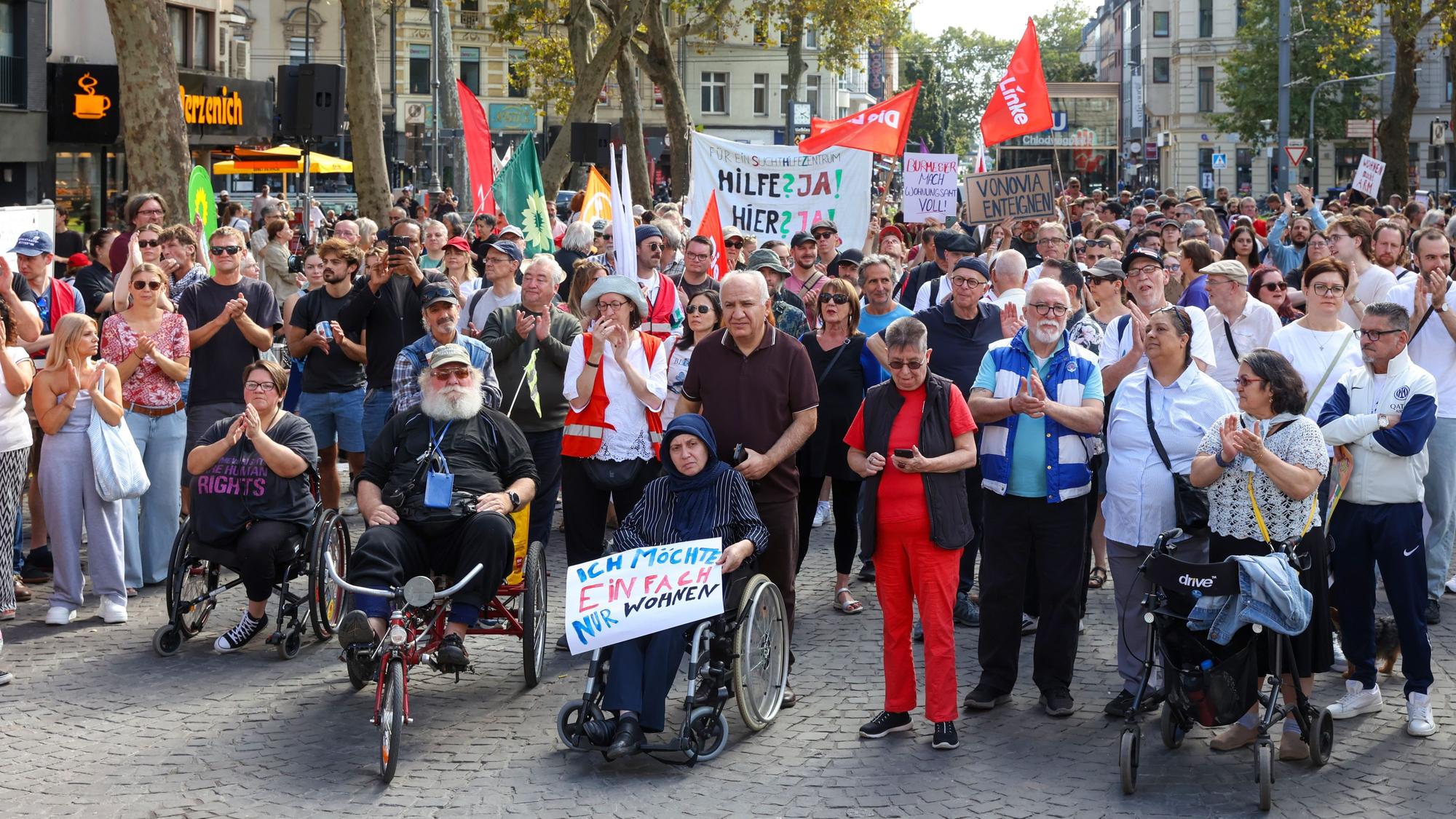 Ein breites Bündnis von Initiativen und Organisationen hat auf dem Chlodwigplatz eine Kundgebung für bezahlbaren Wohnraum veranstaltet.