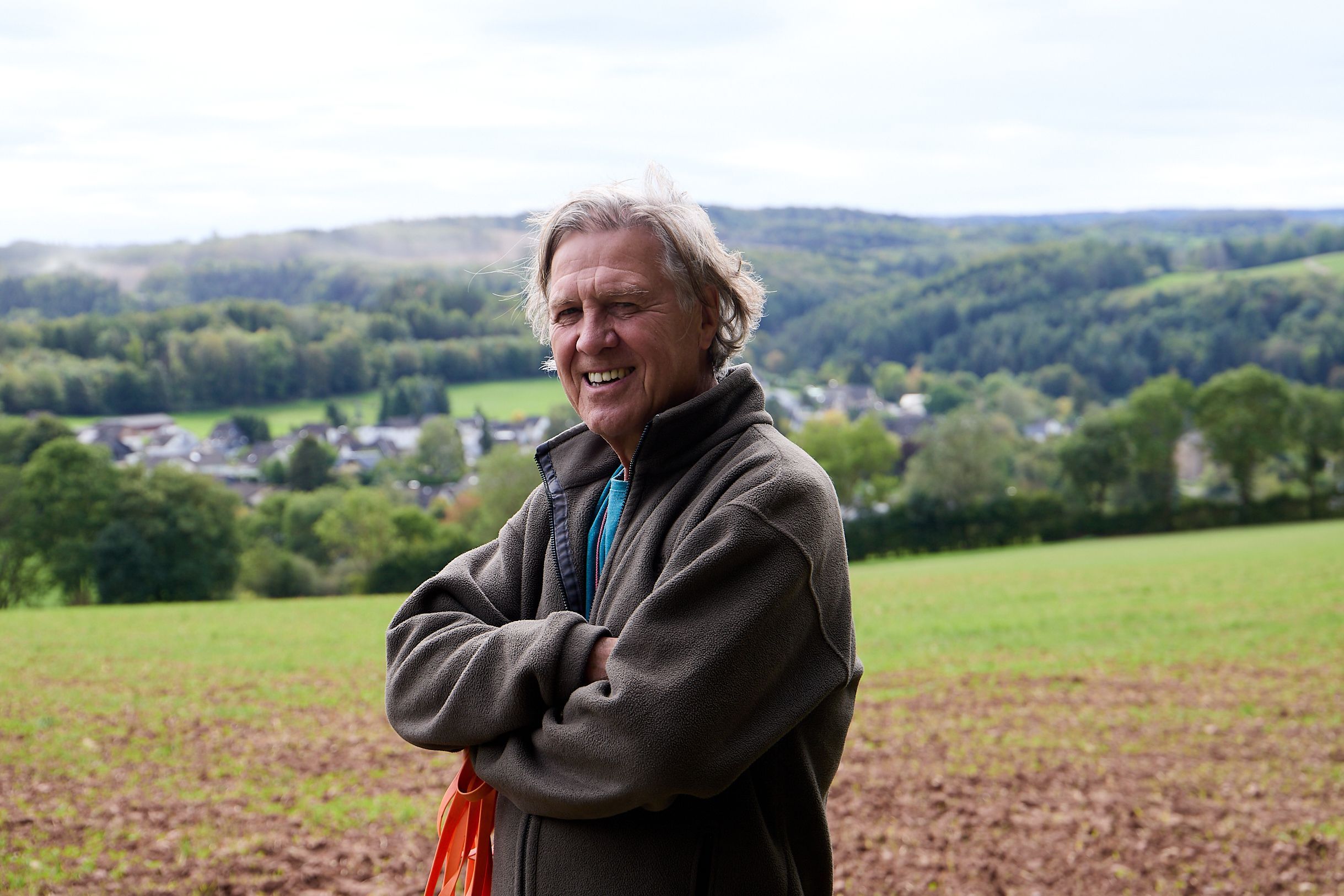 Das Porträt zeigt den Schriftsteller Norbert Scheuer vor einem Feld nahe seines Heimatortes Kall-Keldenich.