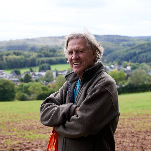 Das Porträt zeigt den Schriftsteller Norbert Scheuer vor einem Feld nahe seines Heimatortes Kall-Keldenich.