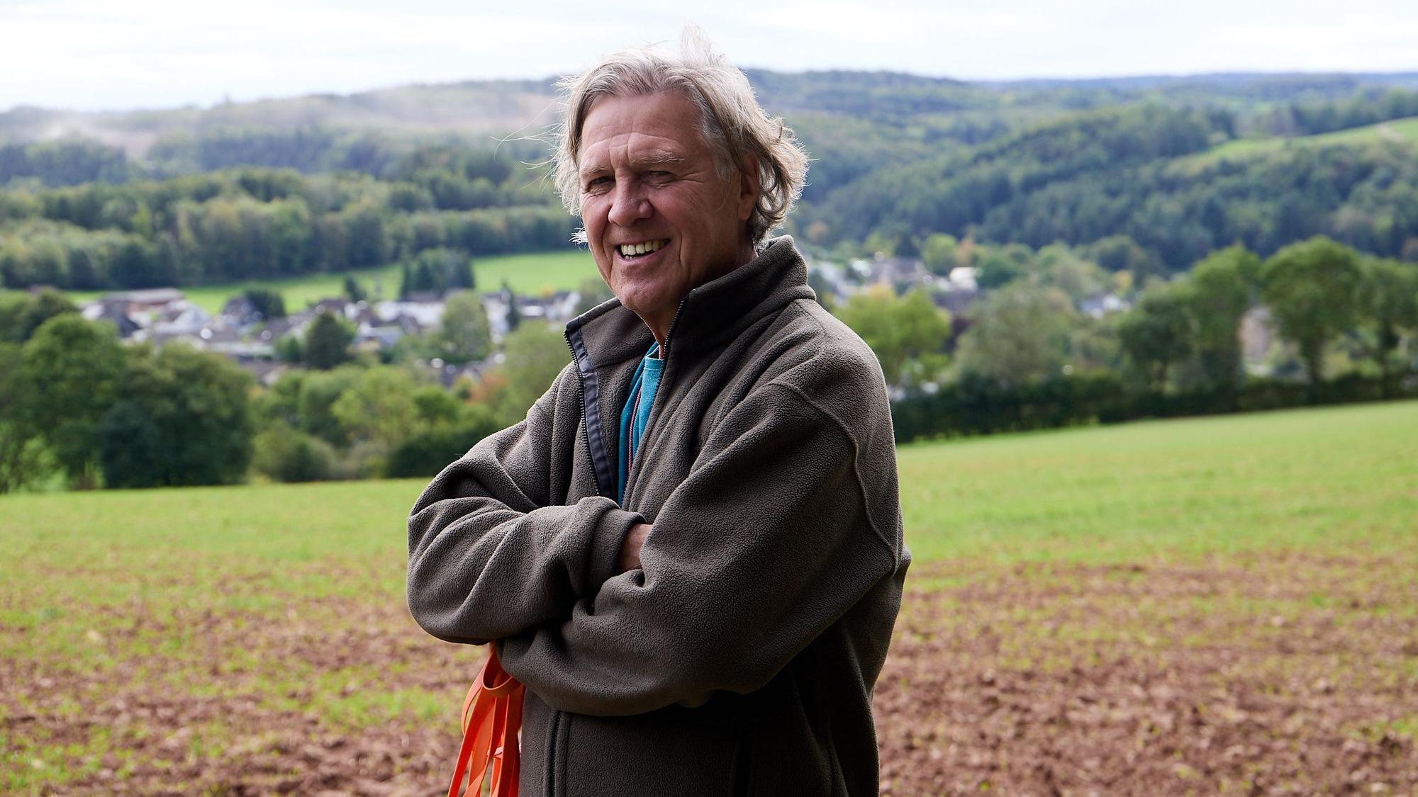 Das Porträt zeigt den Schriftsteller Norbert Scheuer vor einem Feld nahe seines Heimatortes Kall-Keldenich.