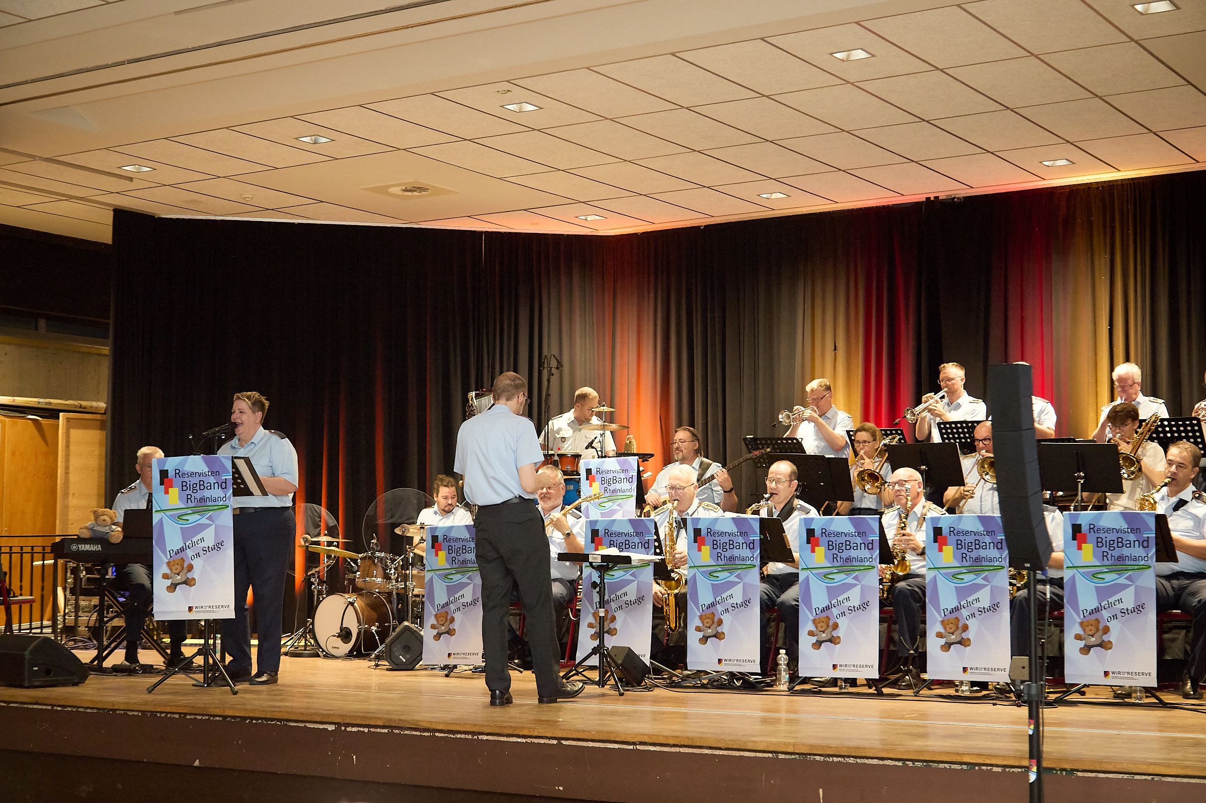 Die Musiker der Reservisten-Bigband Rheinland spielen auf der Bühne der Gesamtschule in Blankenheim.
