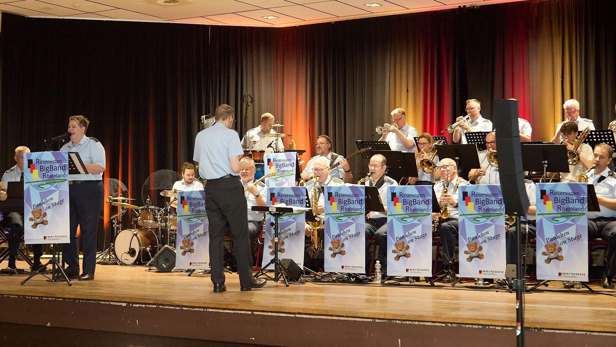 Die Musiker der Reservisten-Bigband Rheinland spielen auf der Bühne der Gesamtschule in Blankenheim.