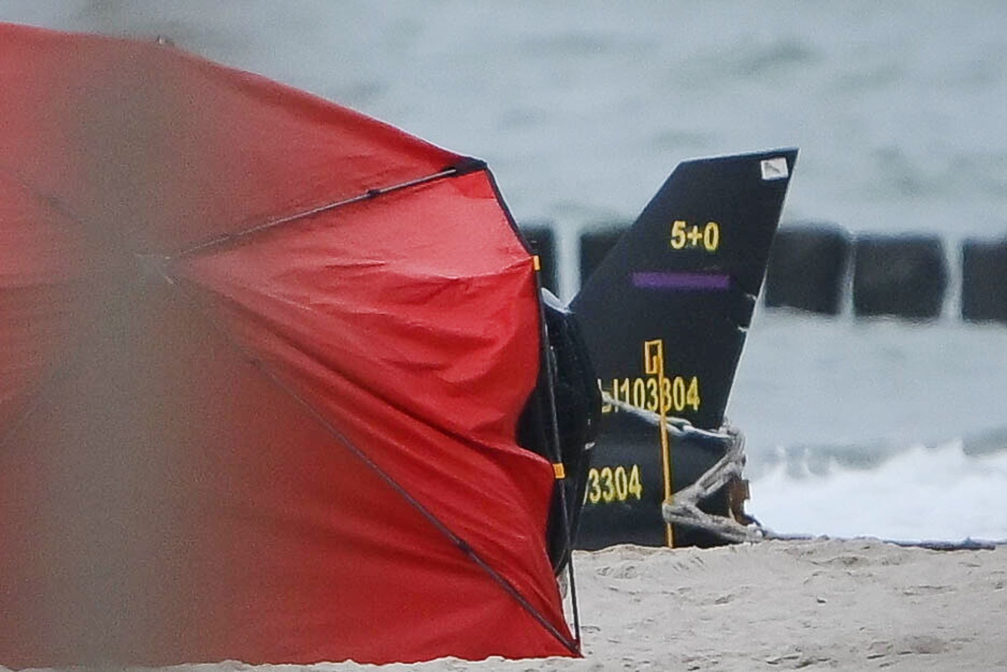 Eine Militärdrohne am Strand von Rusinowo