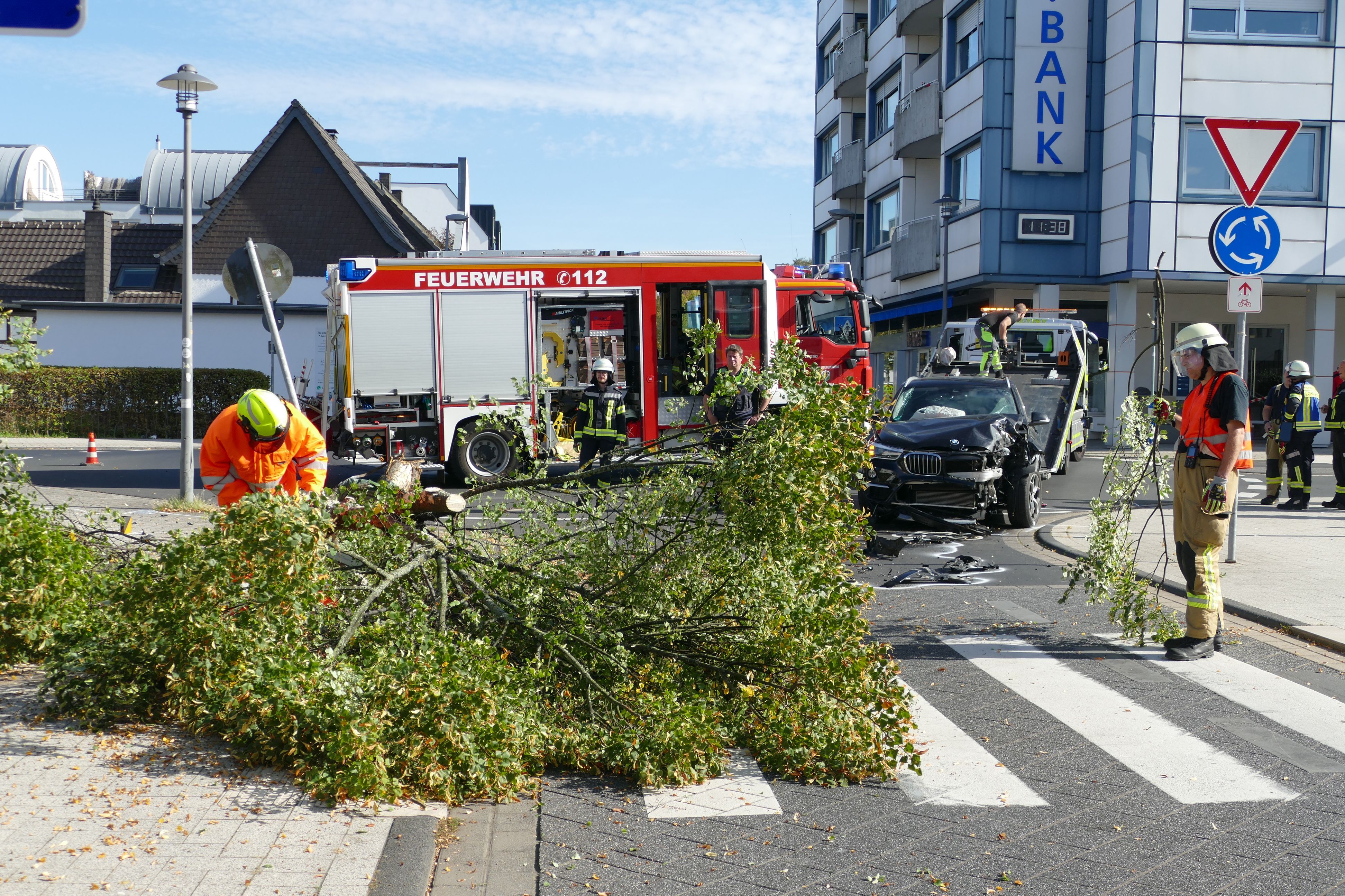 Die Feuerwehr zersägte den Baum, der infolge des Unfalls umgekippt war.