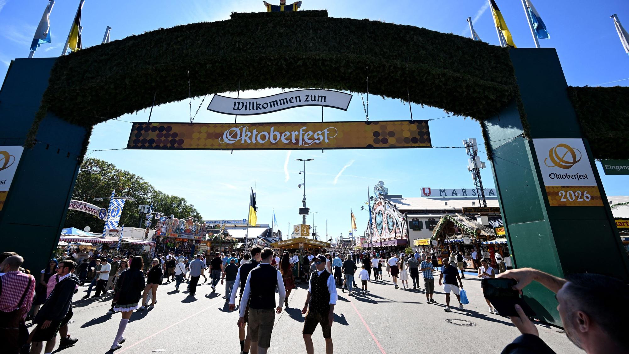Die Sonne scheint über dem Eingang zum Oktoberfest. Die 191. Wiesn findet vom 19. September bis zum 04. Oktober 2026 auf der Münchner Theresienwiese statt.