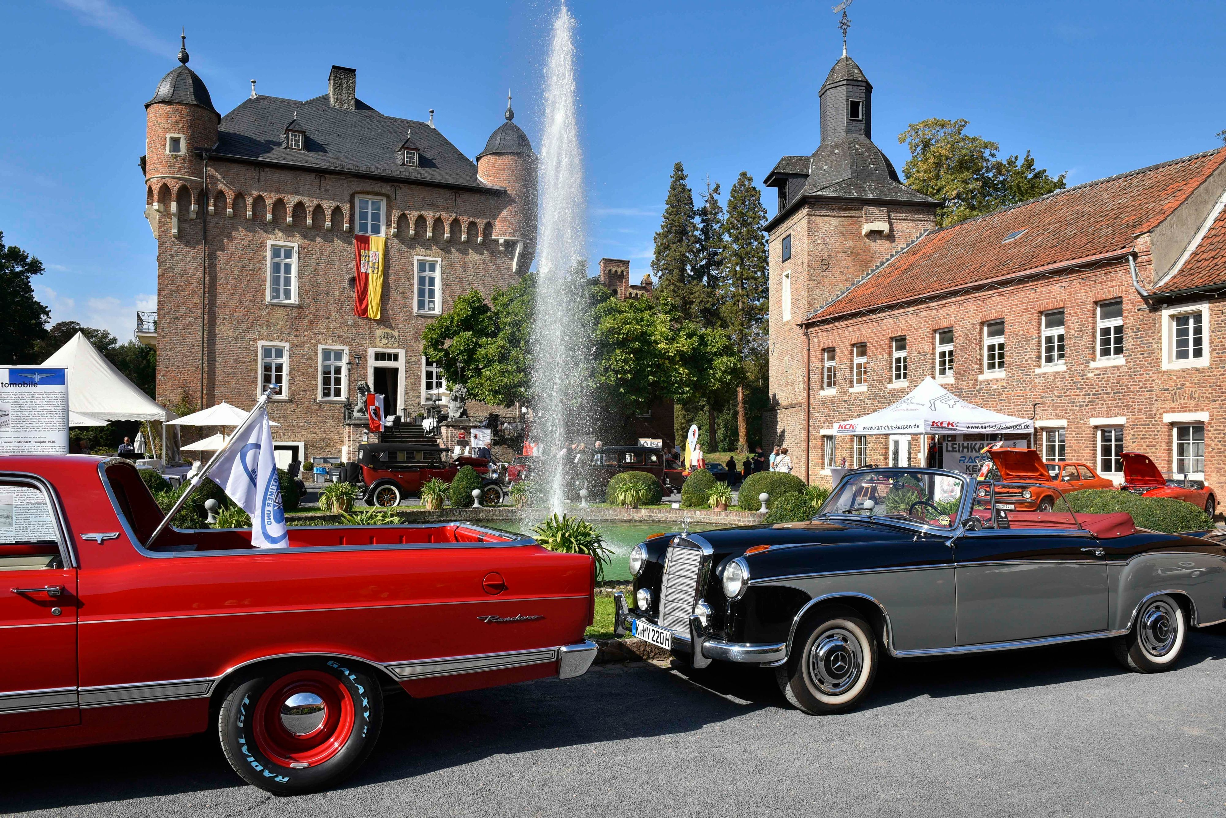 Das Bild zeigt zwei Oldtimer vor Schloss Lörsfeld.
