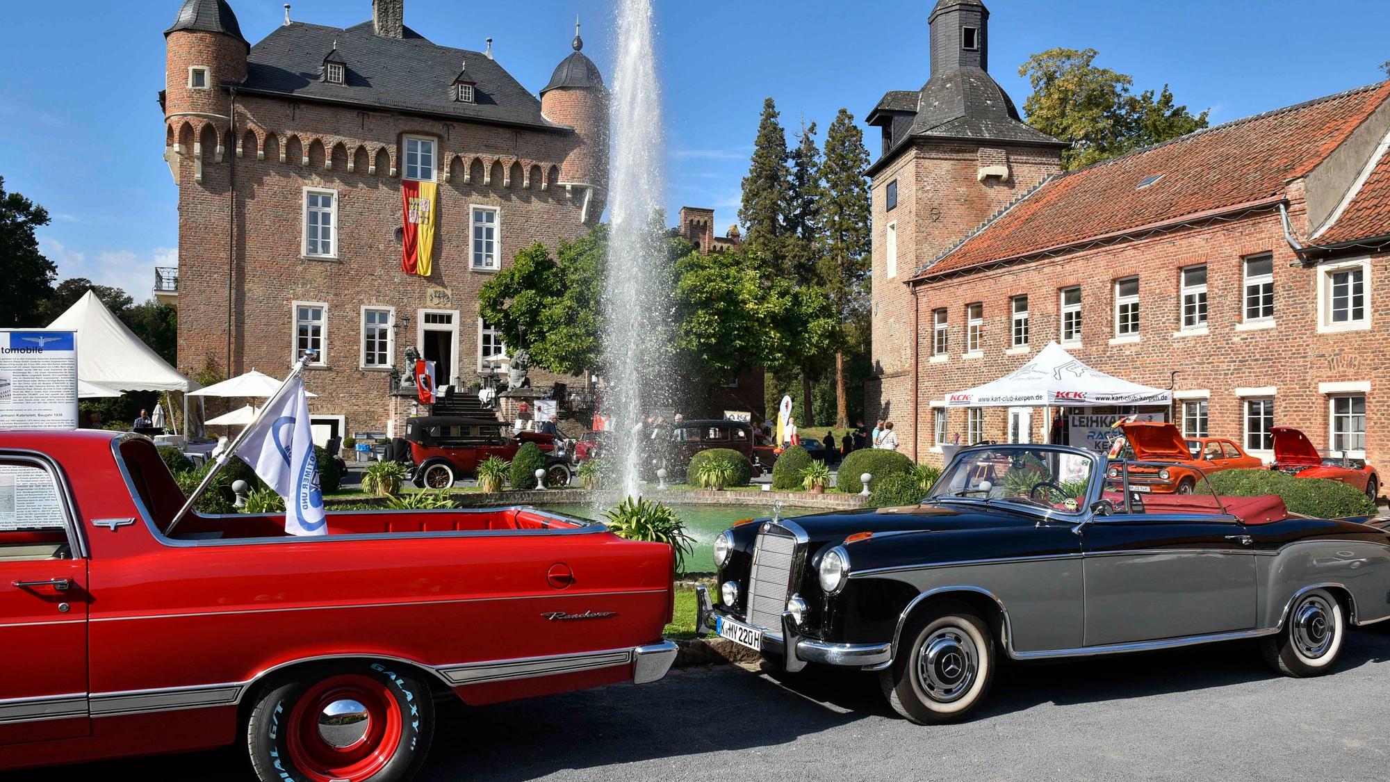 Das Bild zeigt zwei Oldtimer vor Schloss Lörsfeld.
