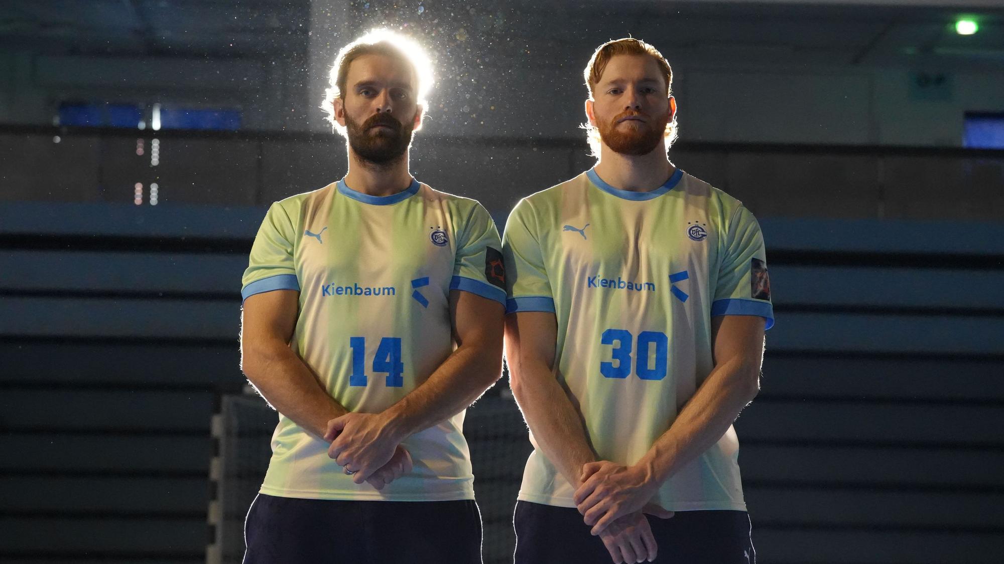 Teitur Einarsson und Tom Kiesler in den neuen Trikots.